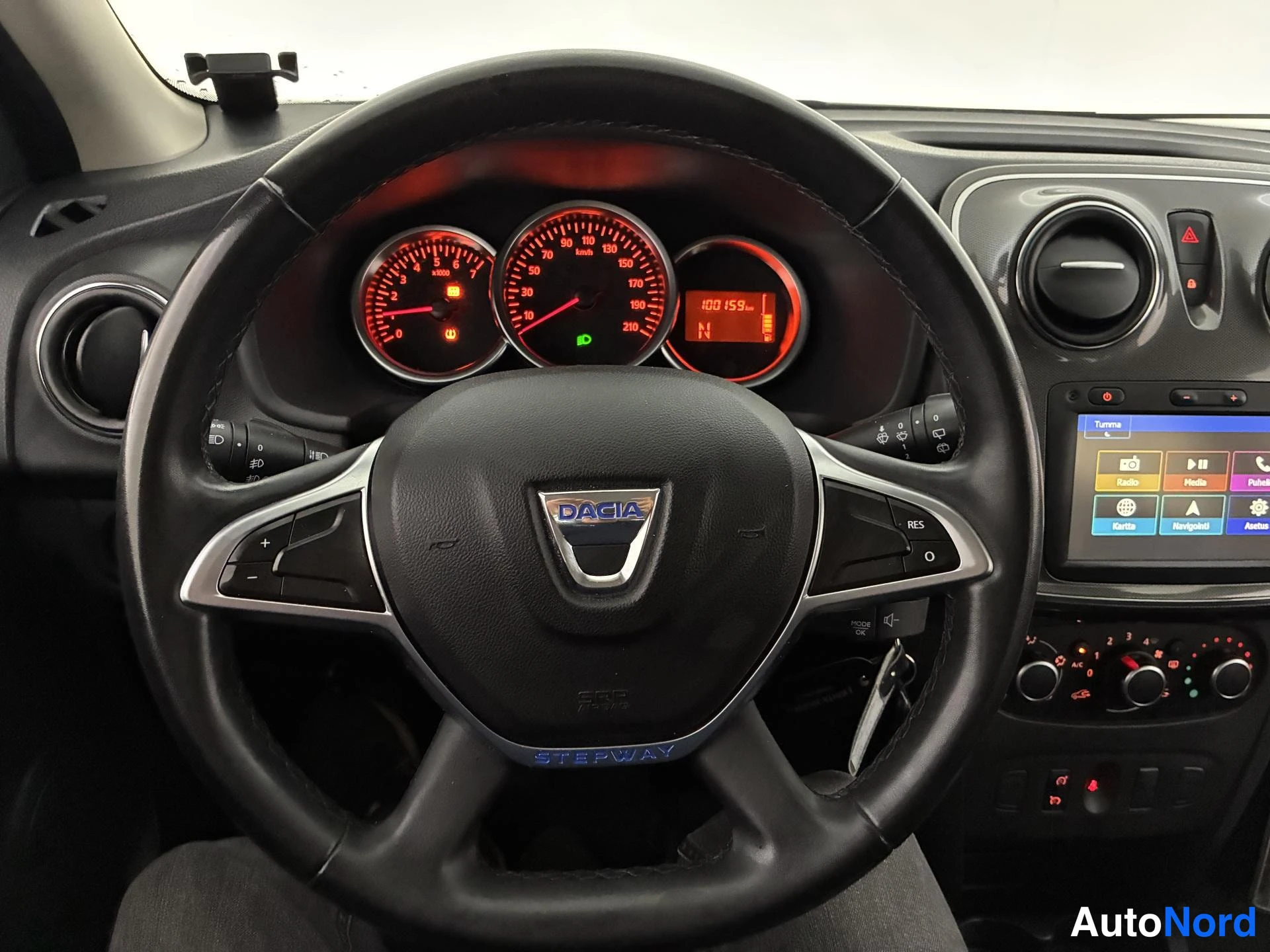 White Dacia Sandero 2018, detail, photo 15
