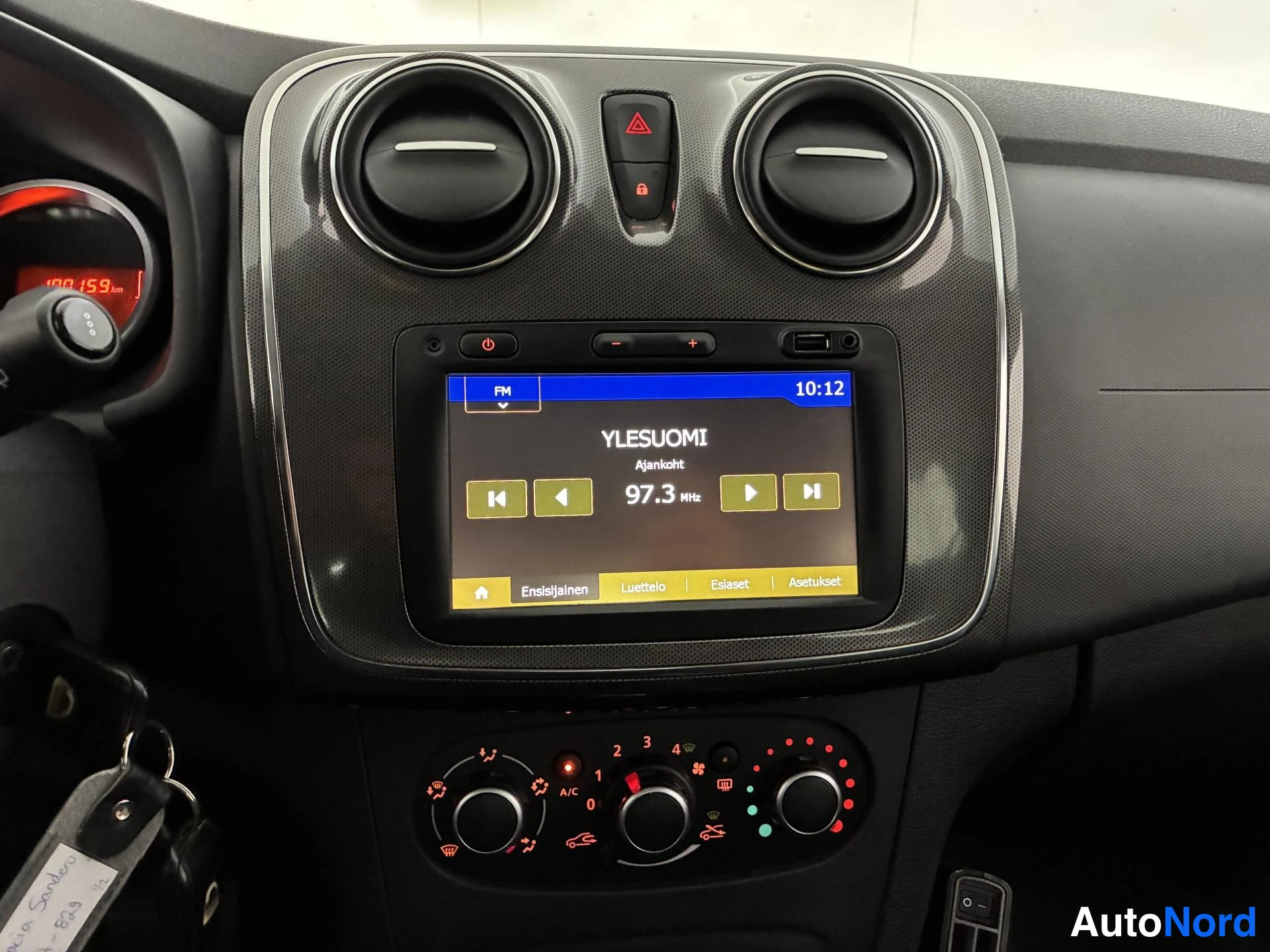 White Dacia Sandero 2018, detail, photo 17