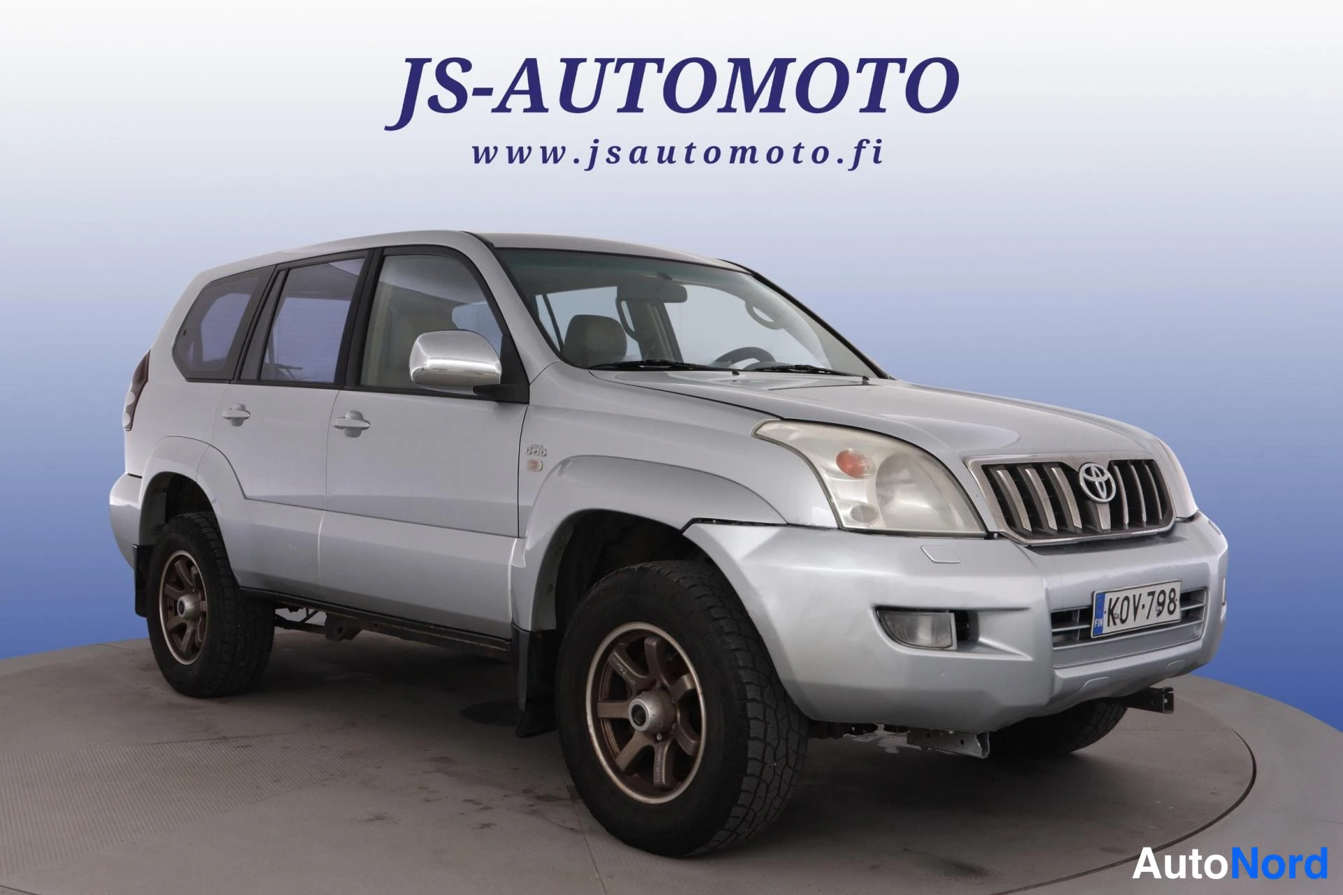 Harmaa Toyota Land Cruiser 2003, etuviisto, keula oikealle, kuva 2