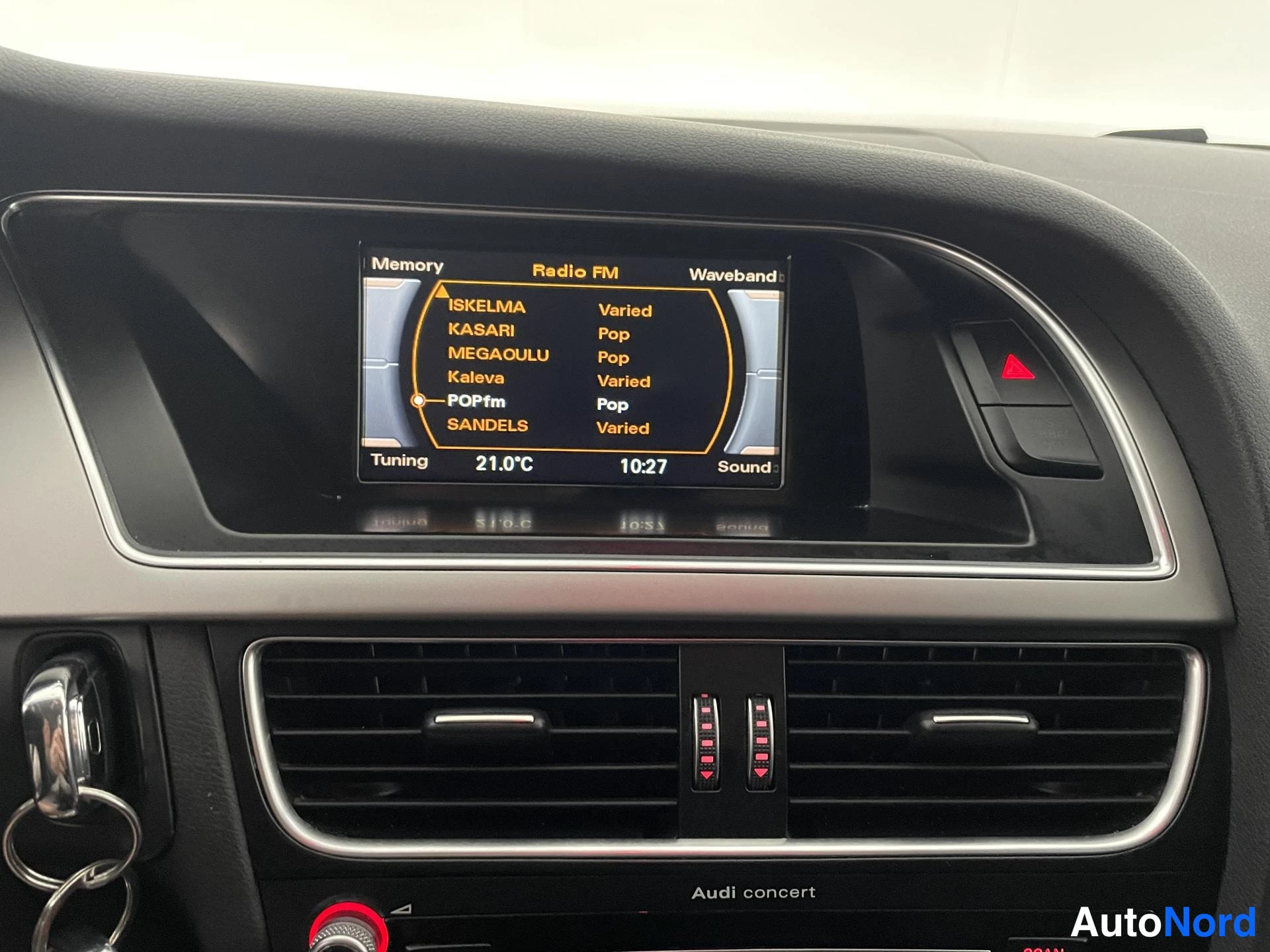 White Audi A4 2013, detail, photo 16