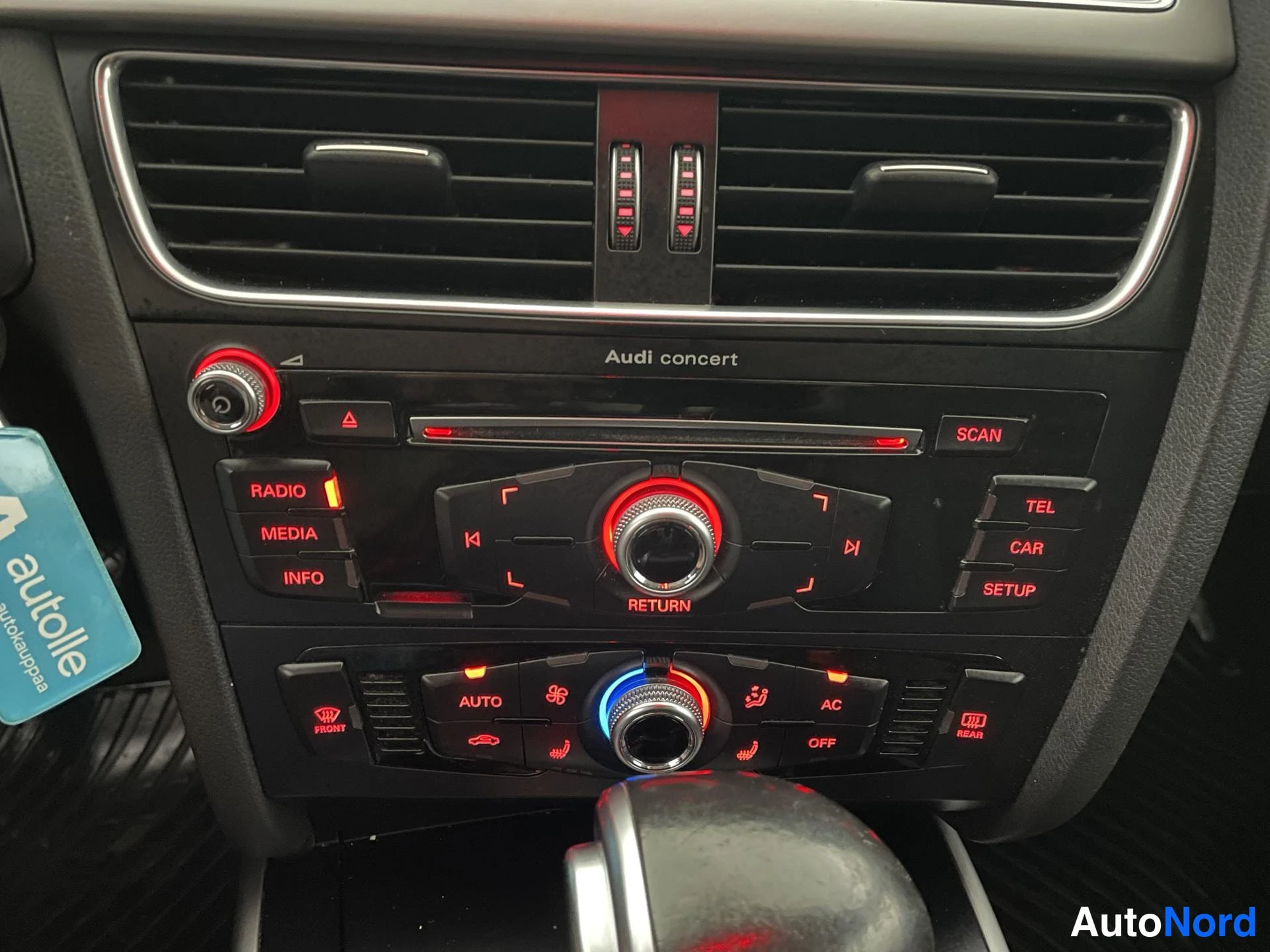 White Audi A4 2013, detail, photo 17