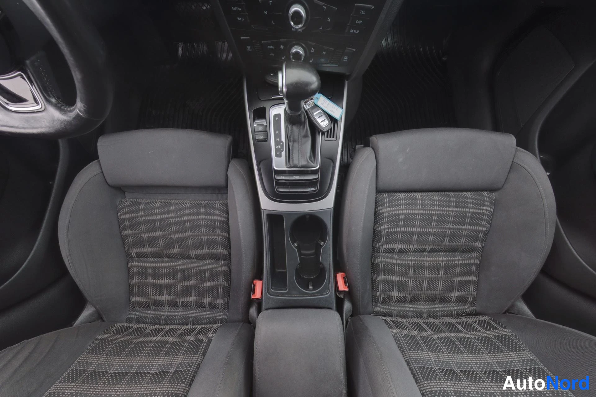 White Audi A4 2013, front seats, photo 10