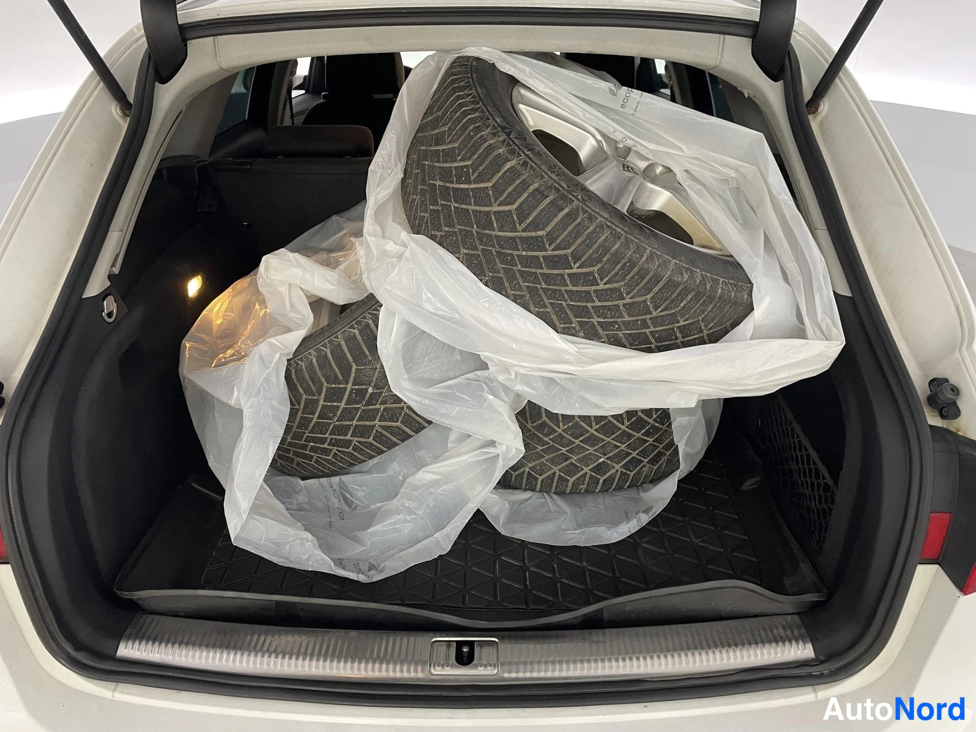 White Audi A4 2013, boot, photo 14