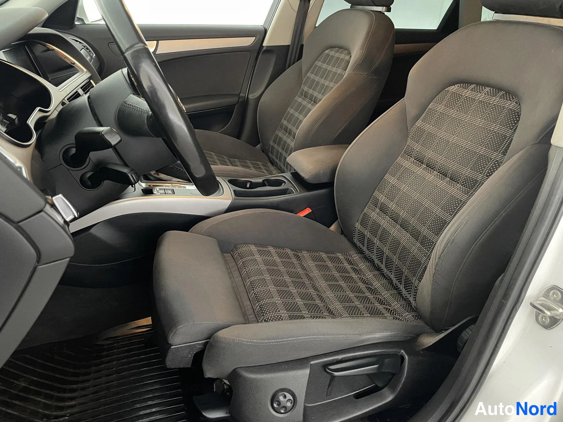 White Audi A4 2013, front seats, photo 9