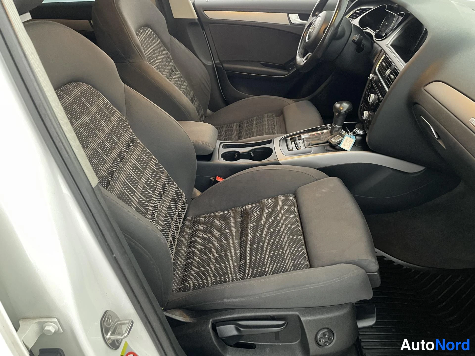 White Audi A4 2013, front seats, photo 11