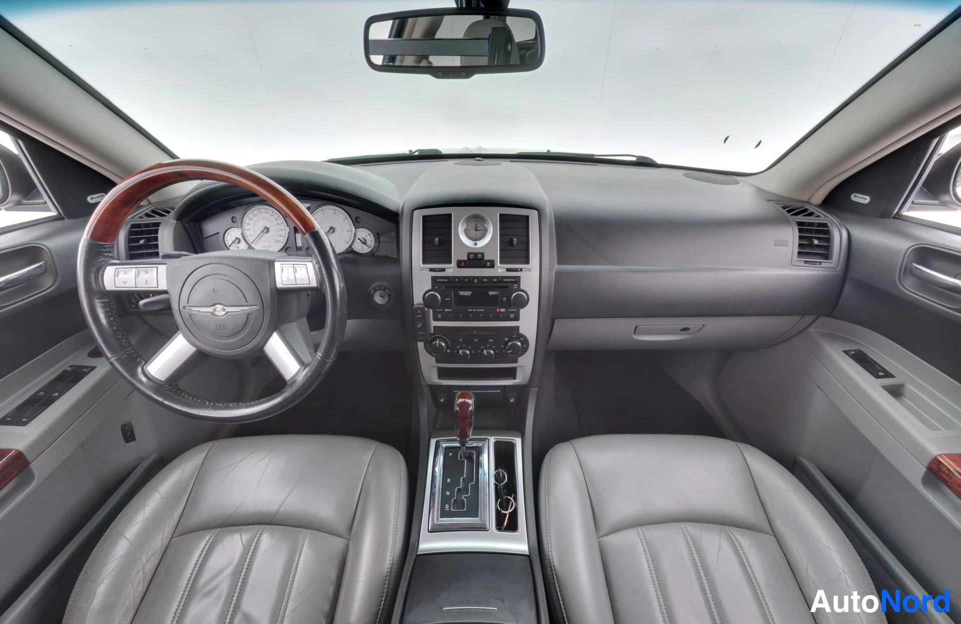 Black Chrysler 300C 2006, cockpit, photo 9