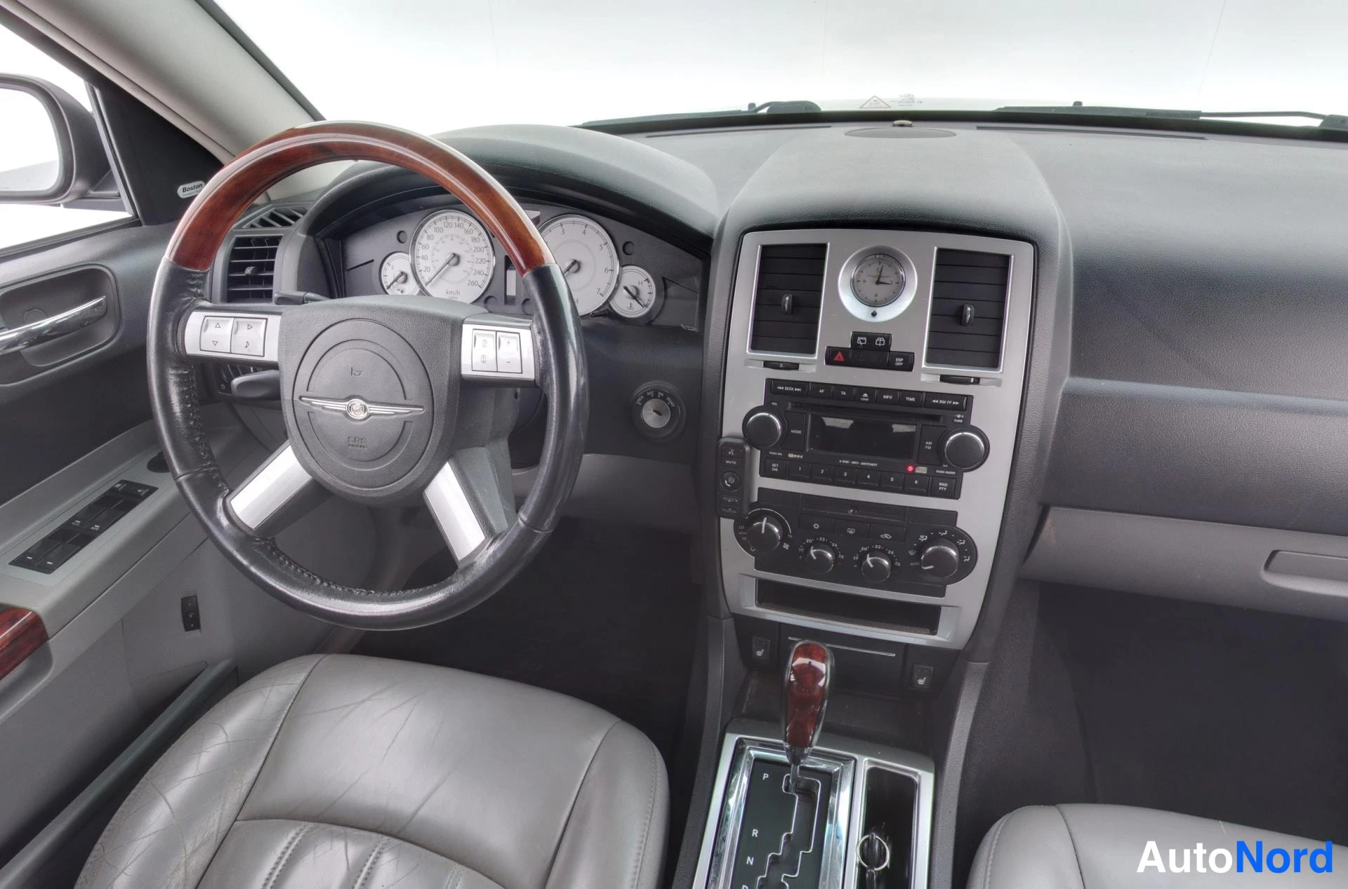 Black Chrysler 300C 2006, cockpit, photo 10
