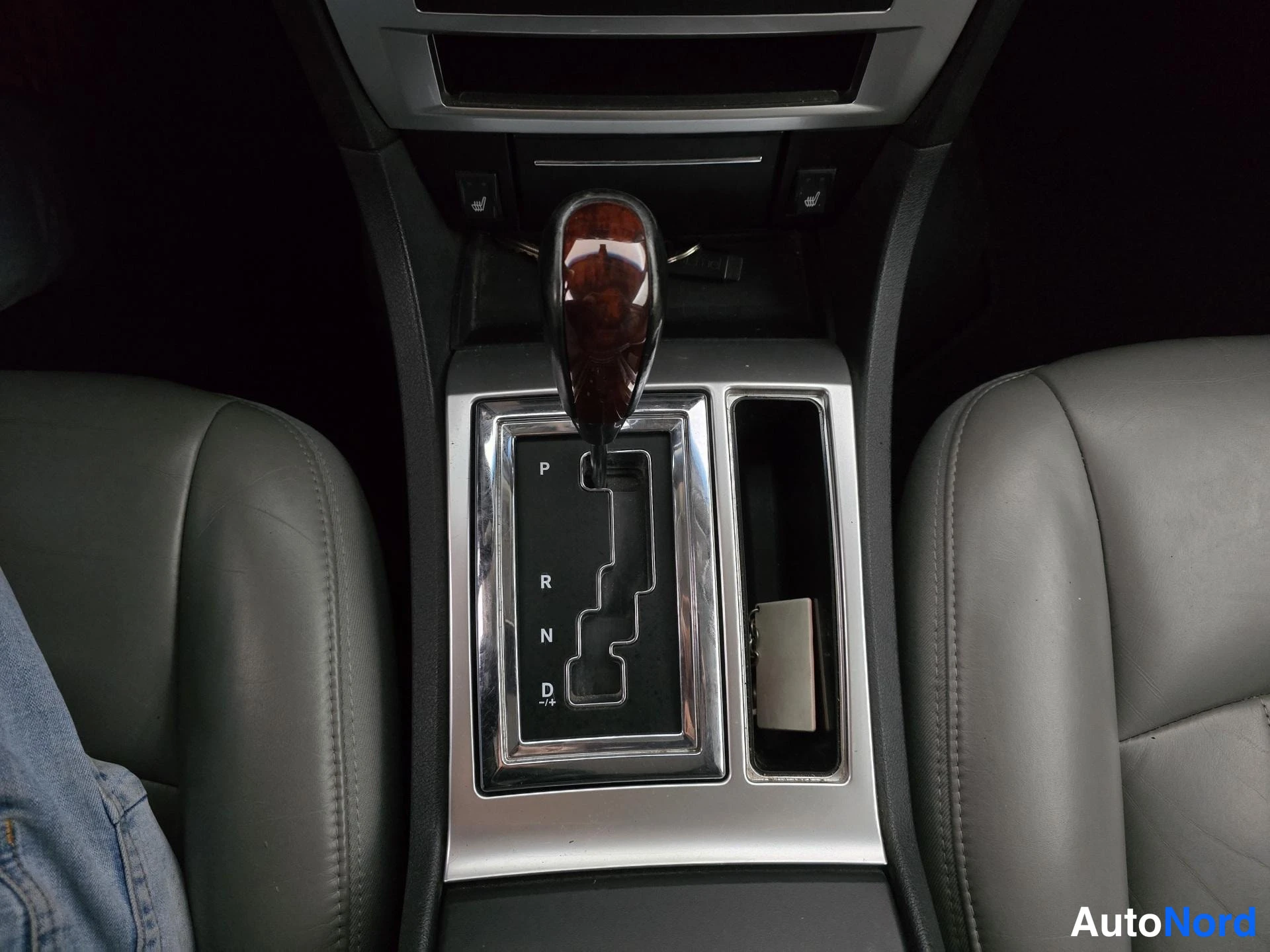 Black Chrysler 300C 2006, detail, photo 17