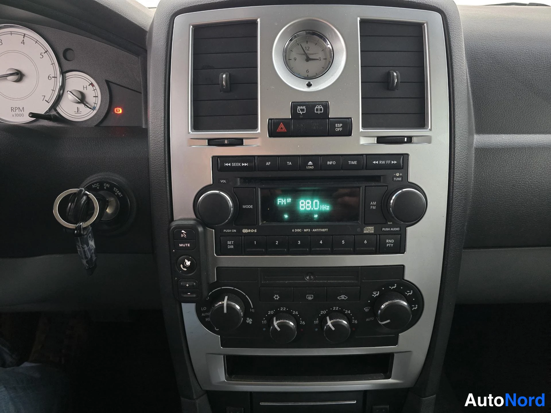 Black Chrysler 300C 2006, cockpit, photo 11