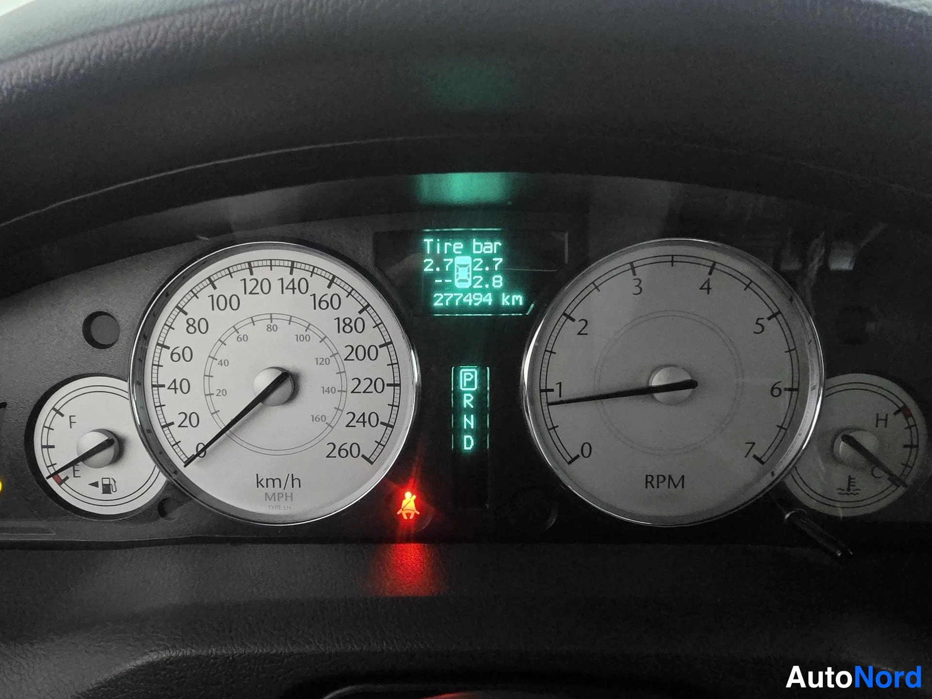 Black Chrysler 300C 2006, detail, photo 18