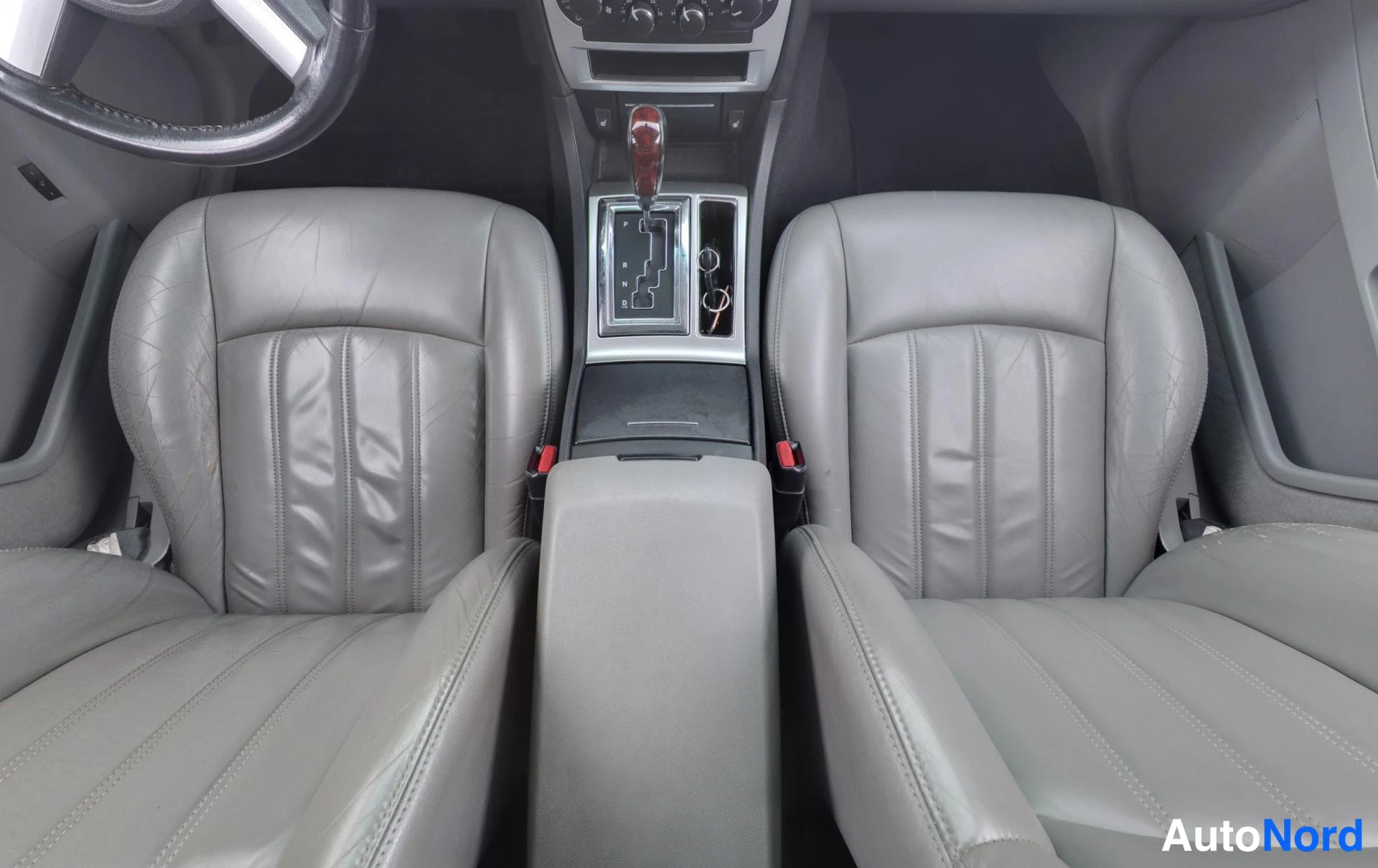Black Chrysler 300C 2006, front seats, photo 12
