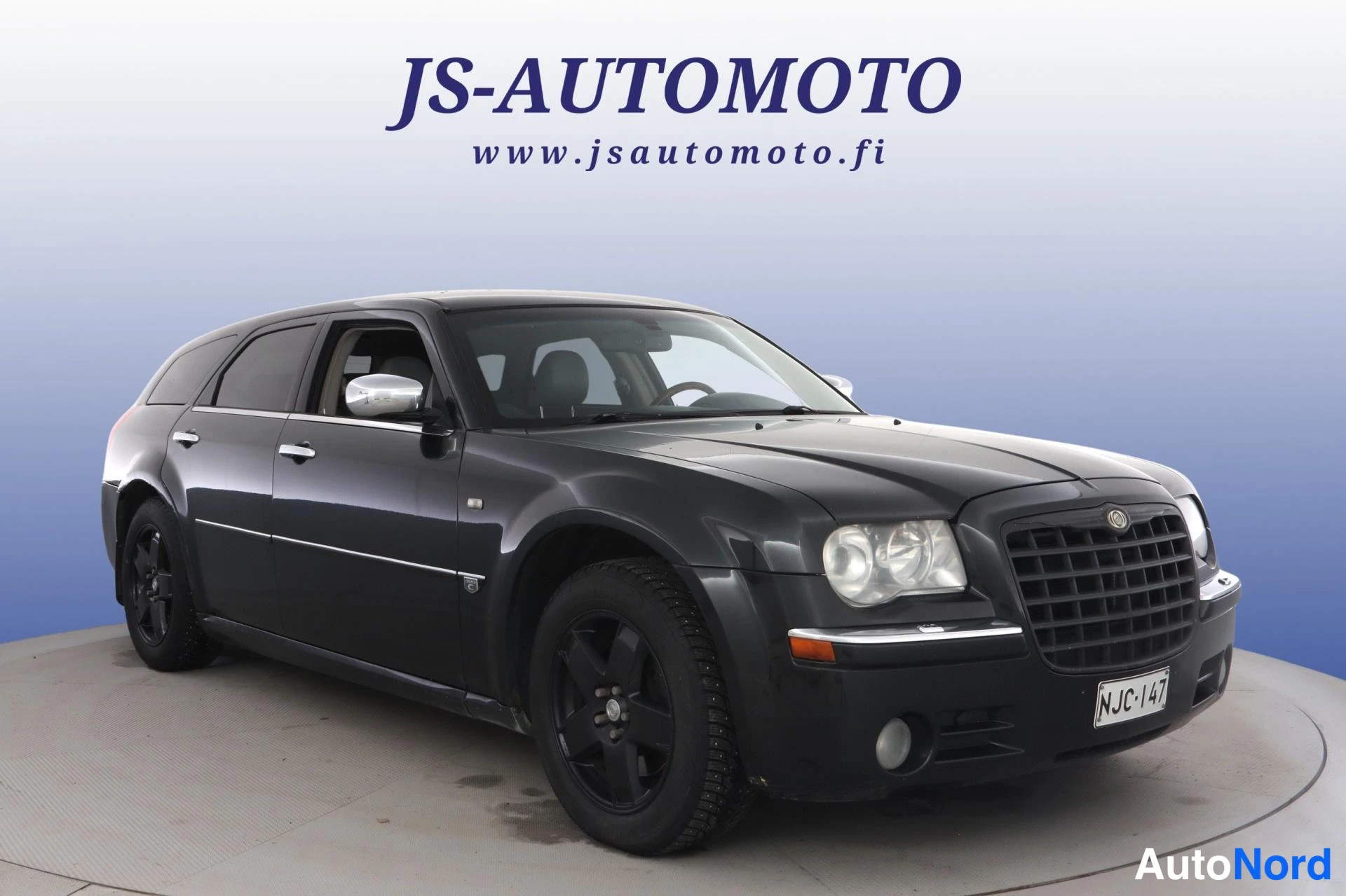 Black Chrysler 300C 2006, front three-quarter, nose to the right, photo 3