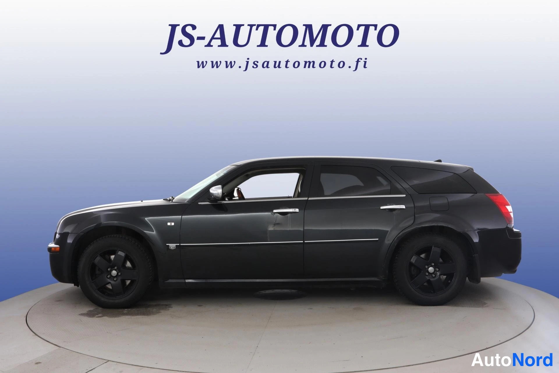 Black Chrysler 300C 2006, front three-quarter, nose to the left, photo 2