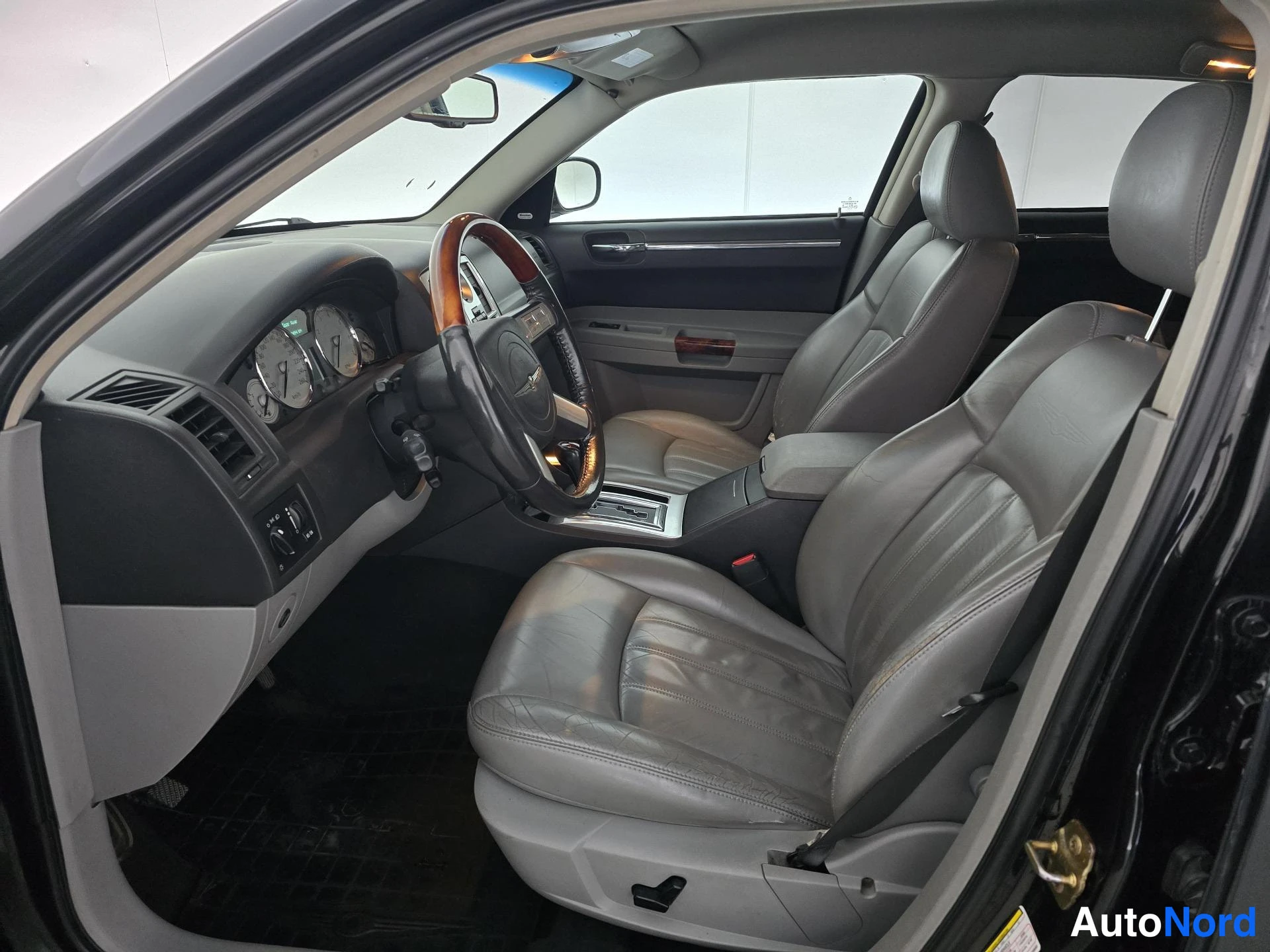 Black Chrysler 300C 2006, cockpit, photo 7