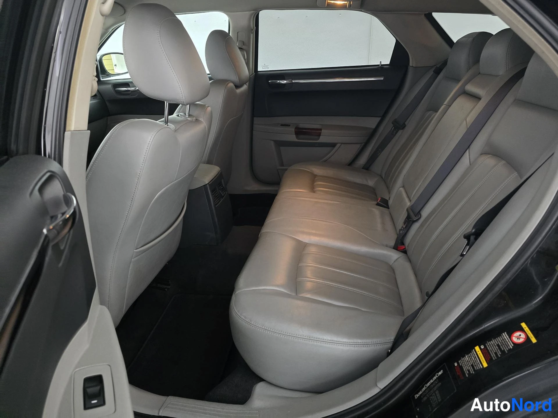 Black Chrysler 300C 2006, rear seats, photo 13