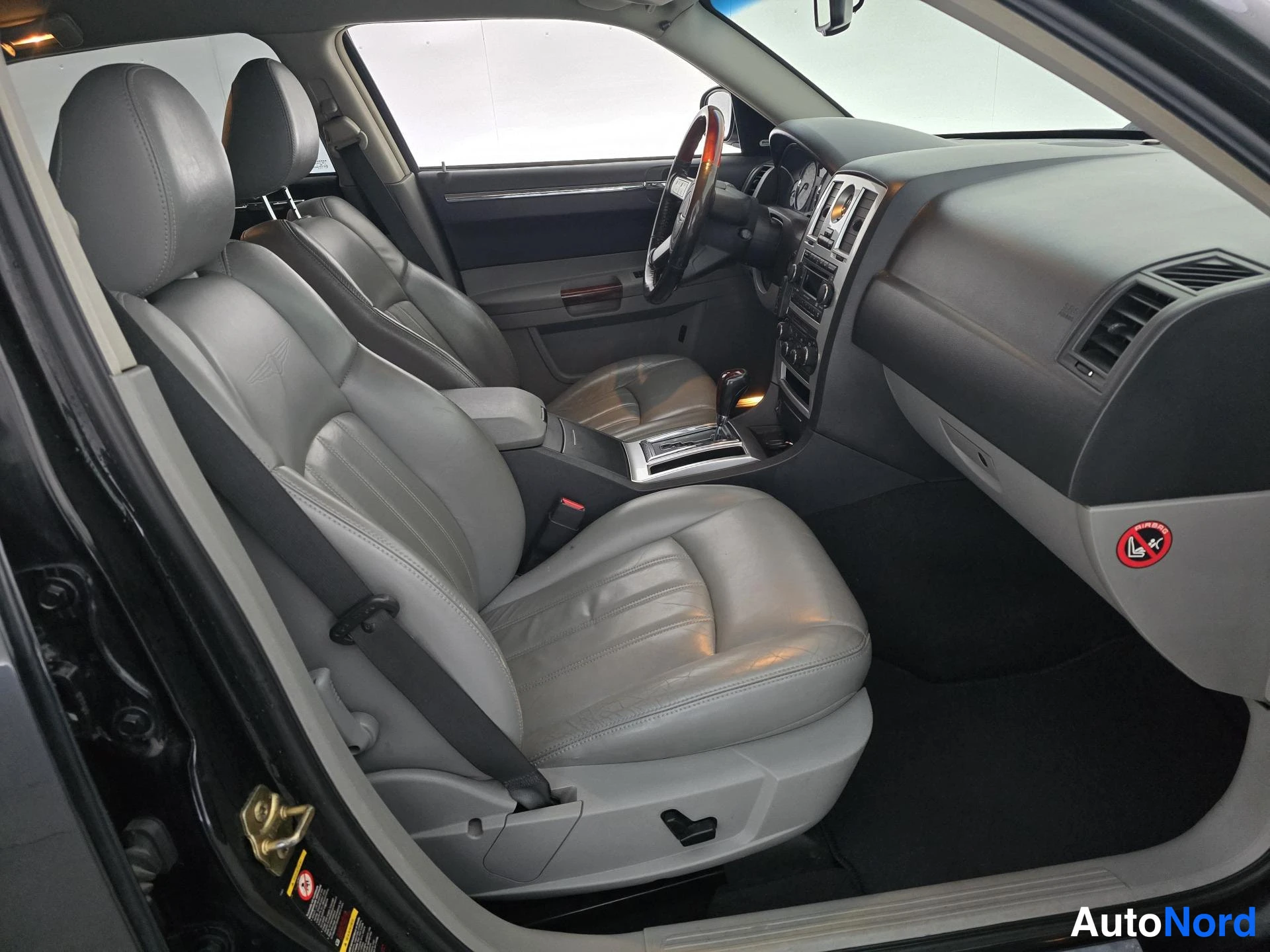 Black Chrysler 300C 2006, cockpit, photo 8