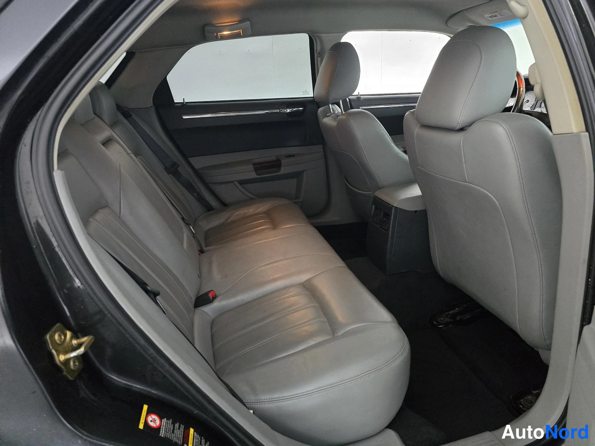 Black Chrysler 300C 2006, rear seats, photo 14
