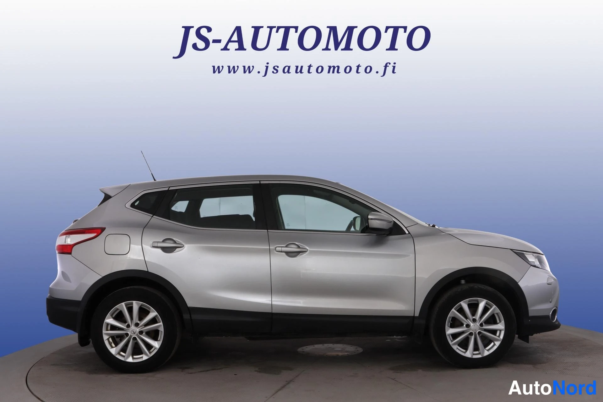 Silver Nissan Qashqai 2016, från sidan, bild 3