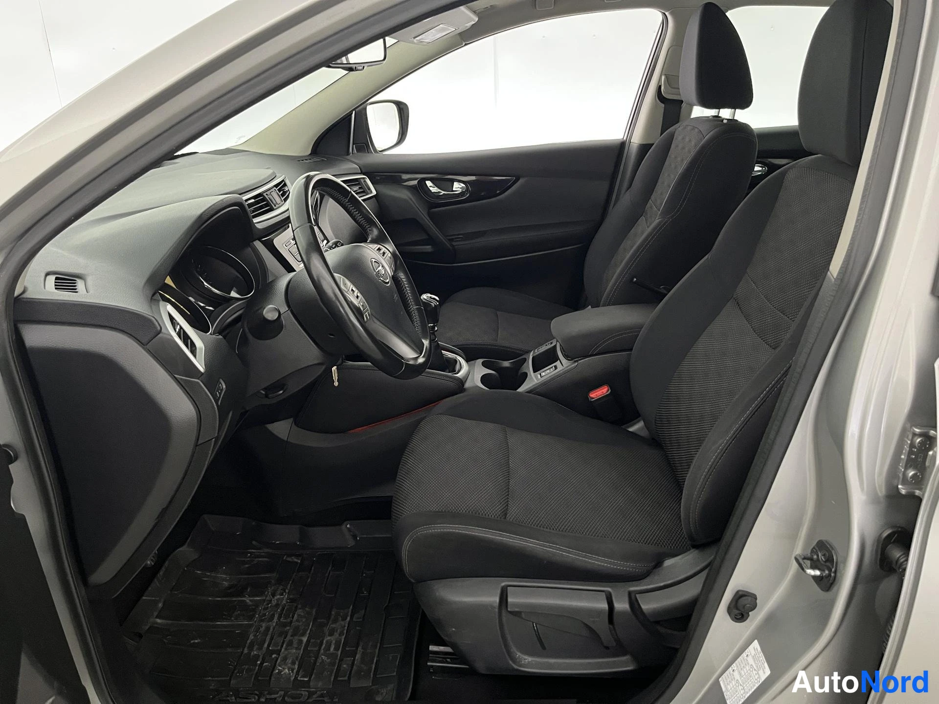 Silver Nissan Qashqai 2016, förarplats, bild 9