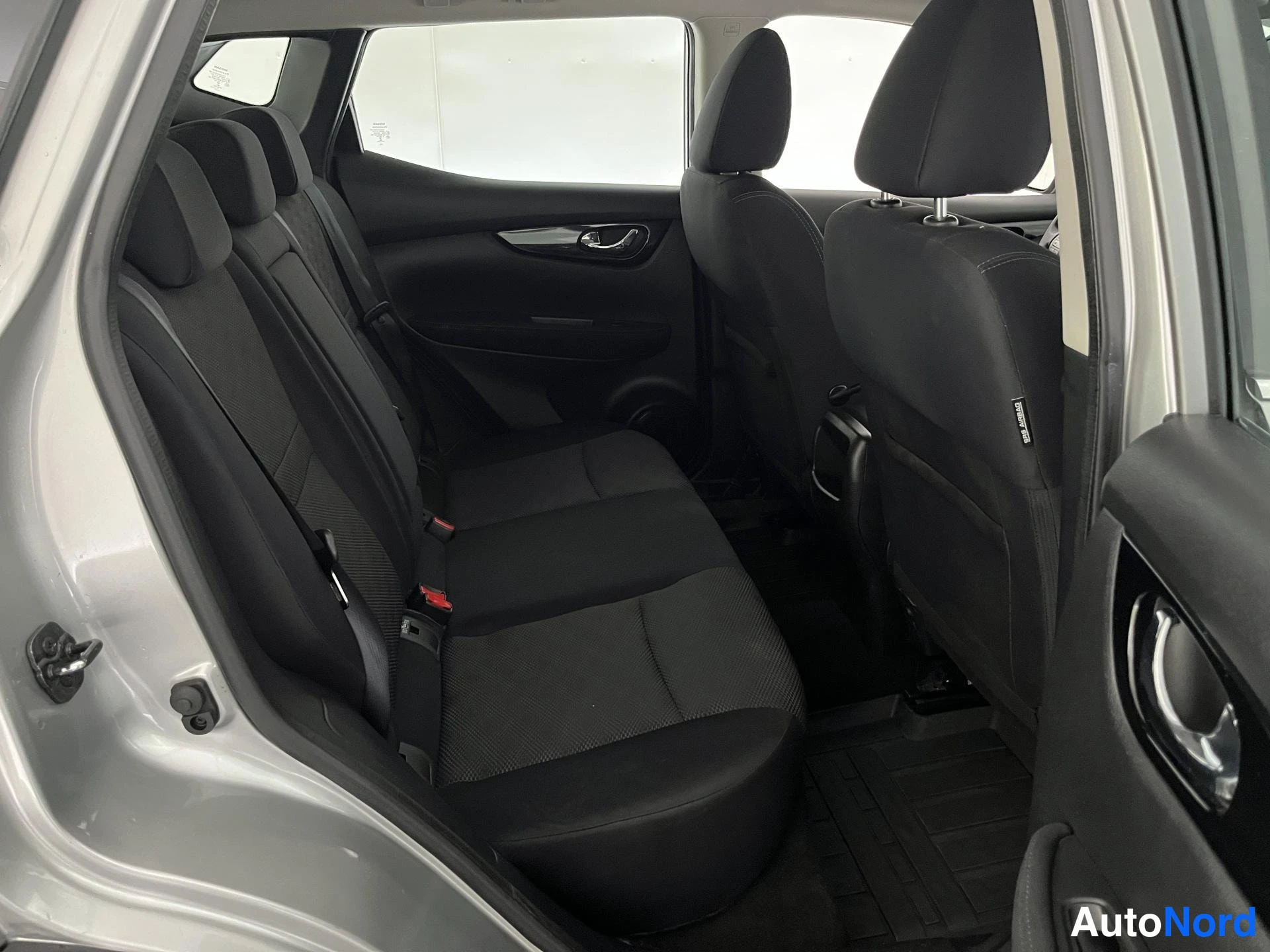 Silver Nissan Qashqai 2016, baksäten, bild 13