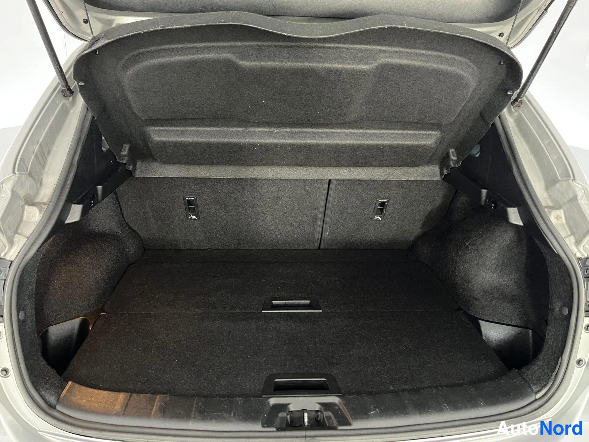 Silver Nissan Qashqai 2016, bagageutrymme, bild 14