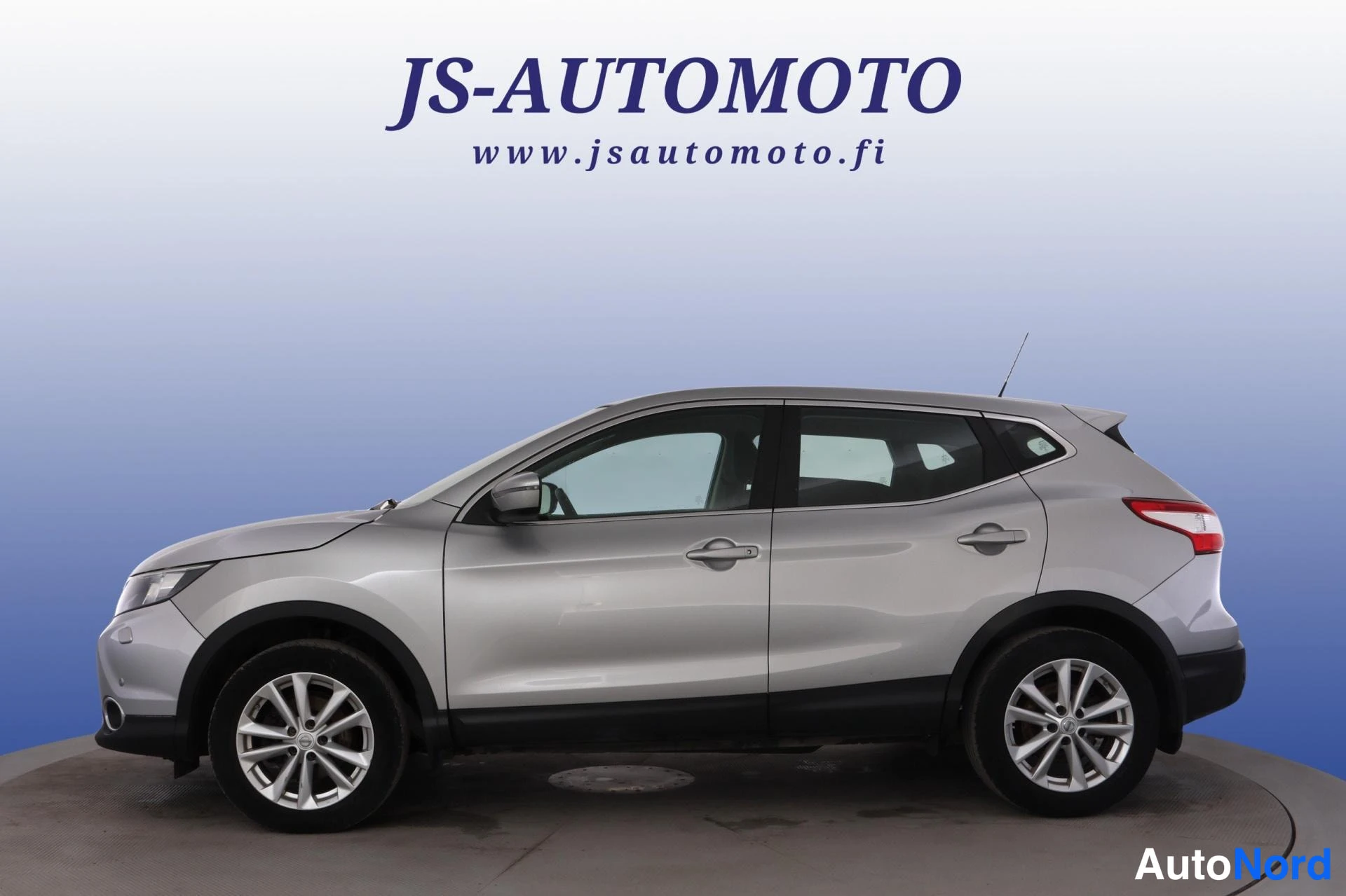 Silver Nissan Qashqai 2016, från sidan, bild 4