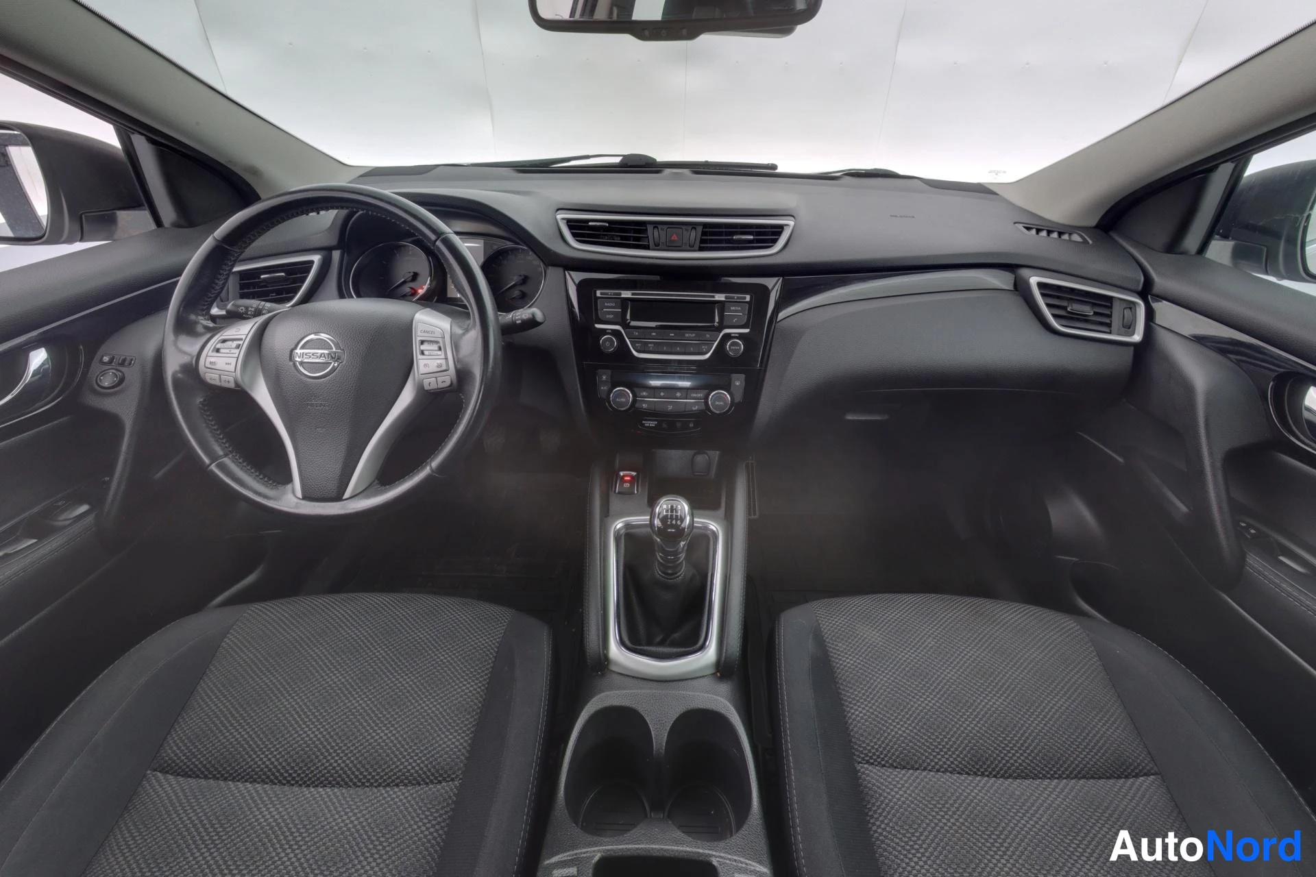 Silver Nissan Qashqai 2016, förarplats, bild 7