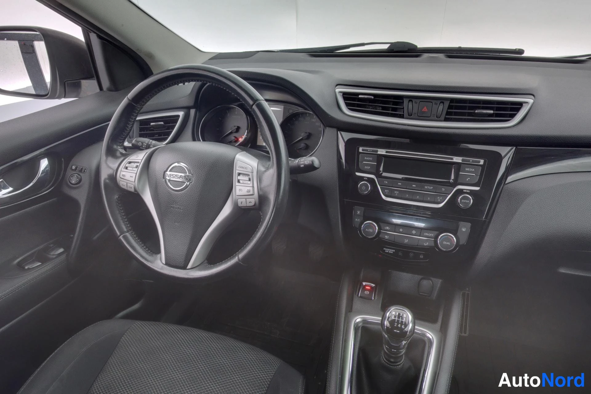 Silver Nissan Qashqai 2016, förarplats, bild 8