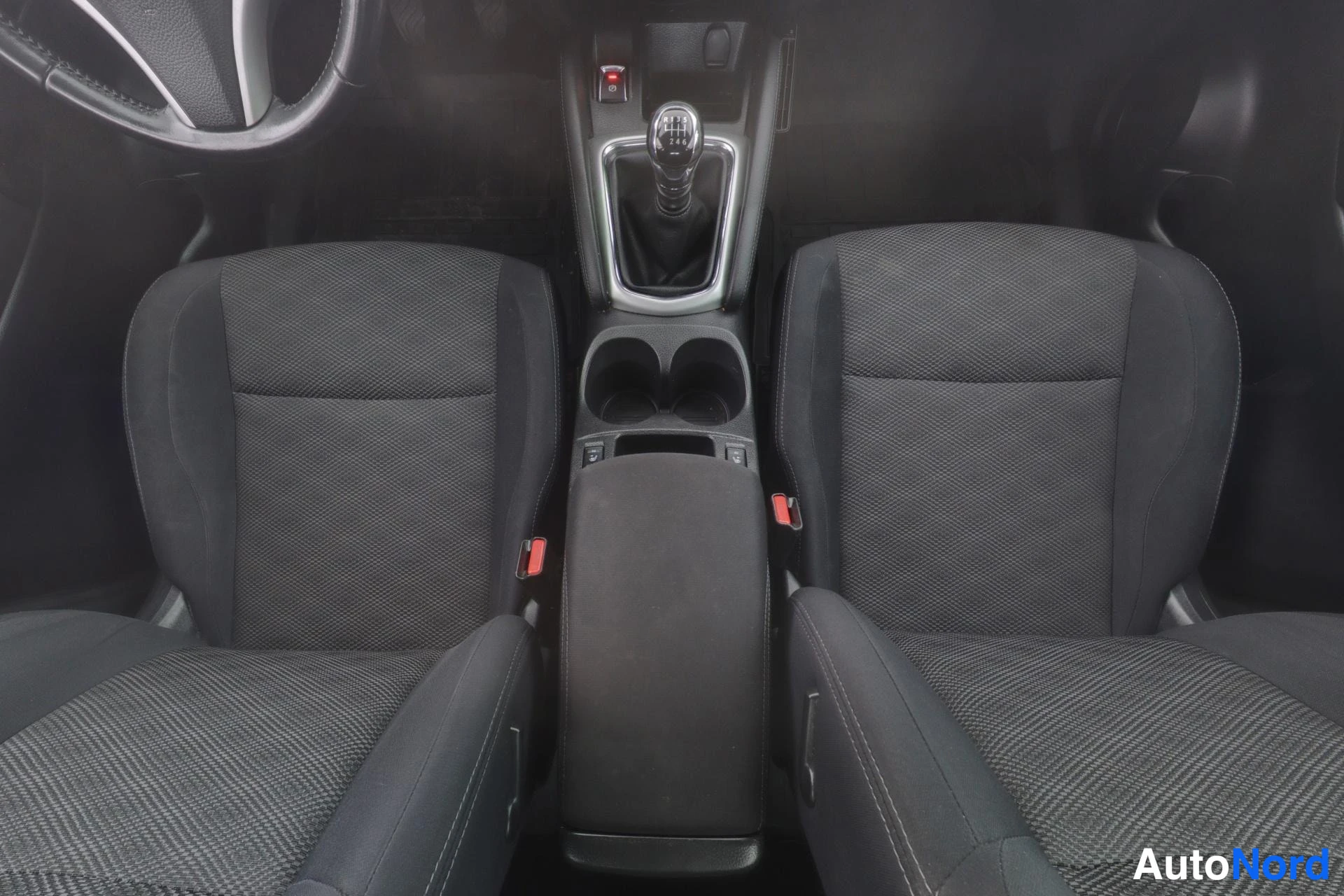 Silver Nissan Qashqai 2016, framsäten, bild 10