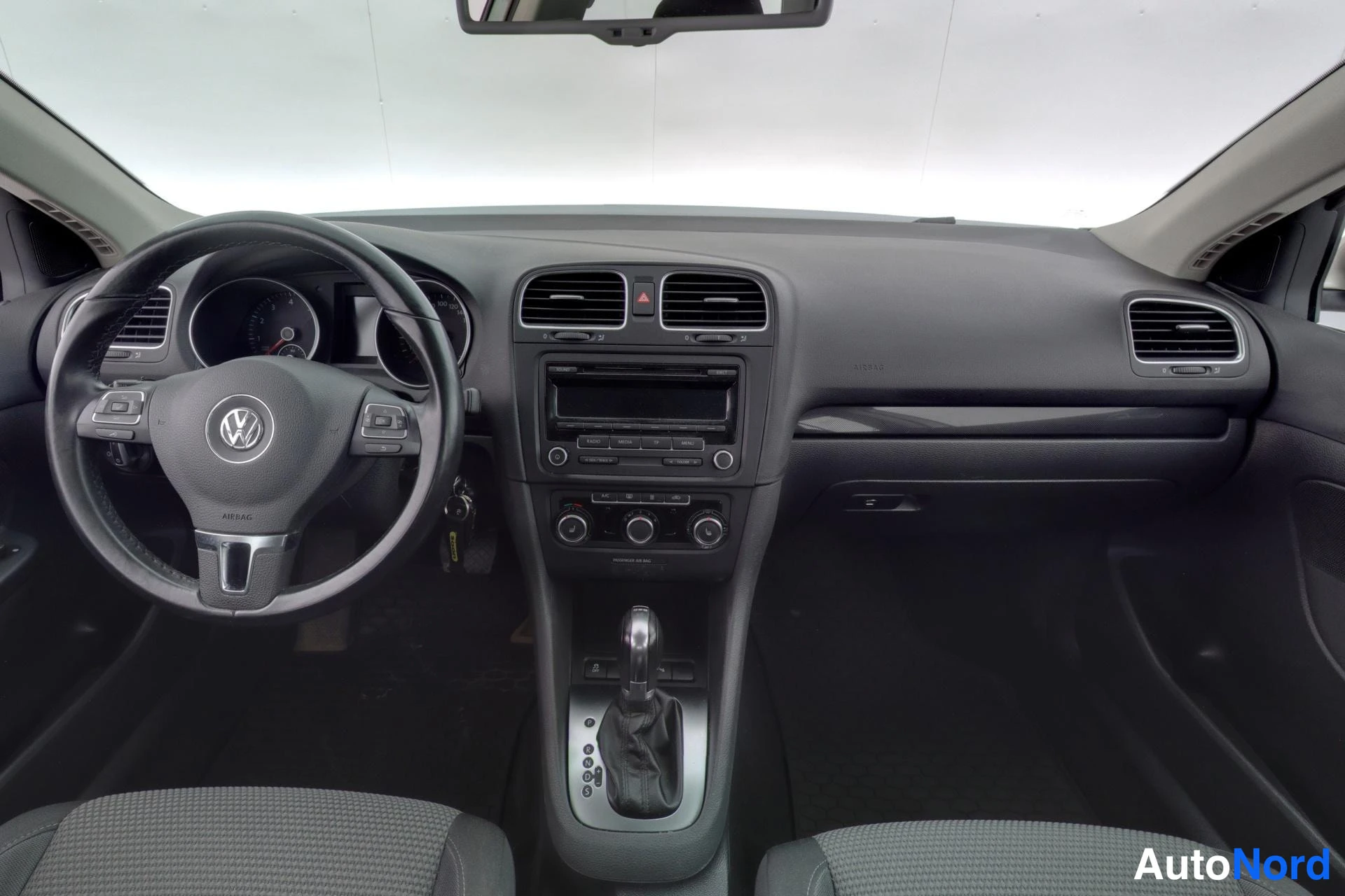 Hopea Volkswagen Golf 2013, ohjaamo, kuva 7