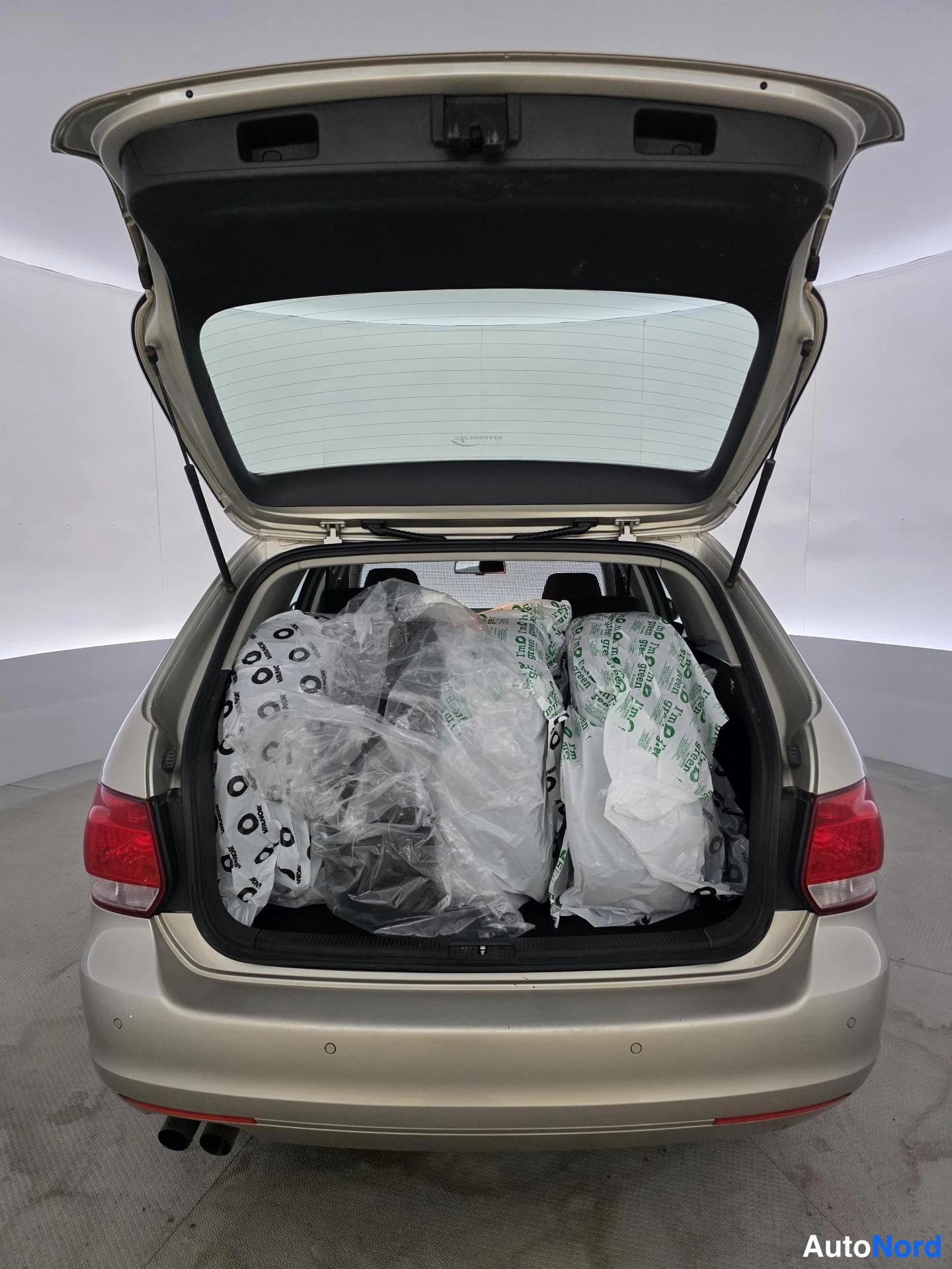 Hopea Volkswagen Golf 2013, tavaratila, kuva 12