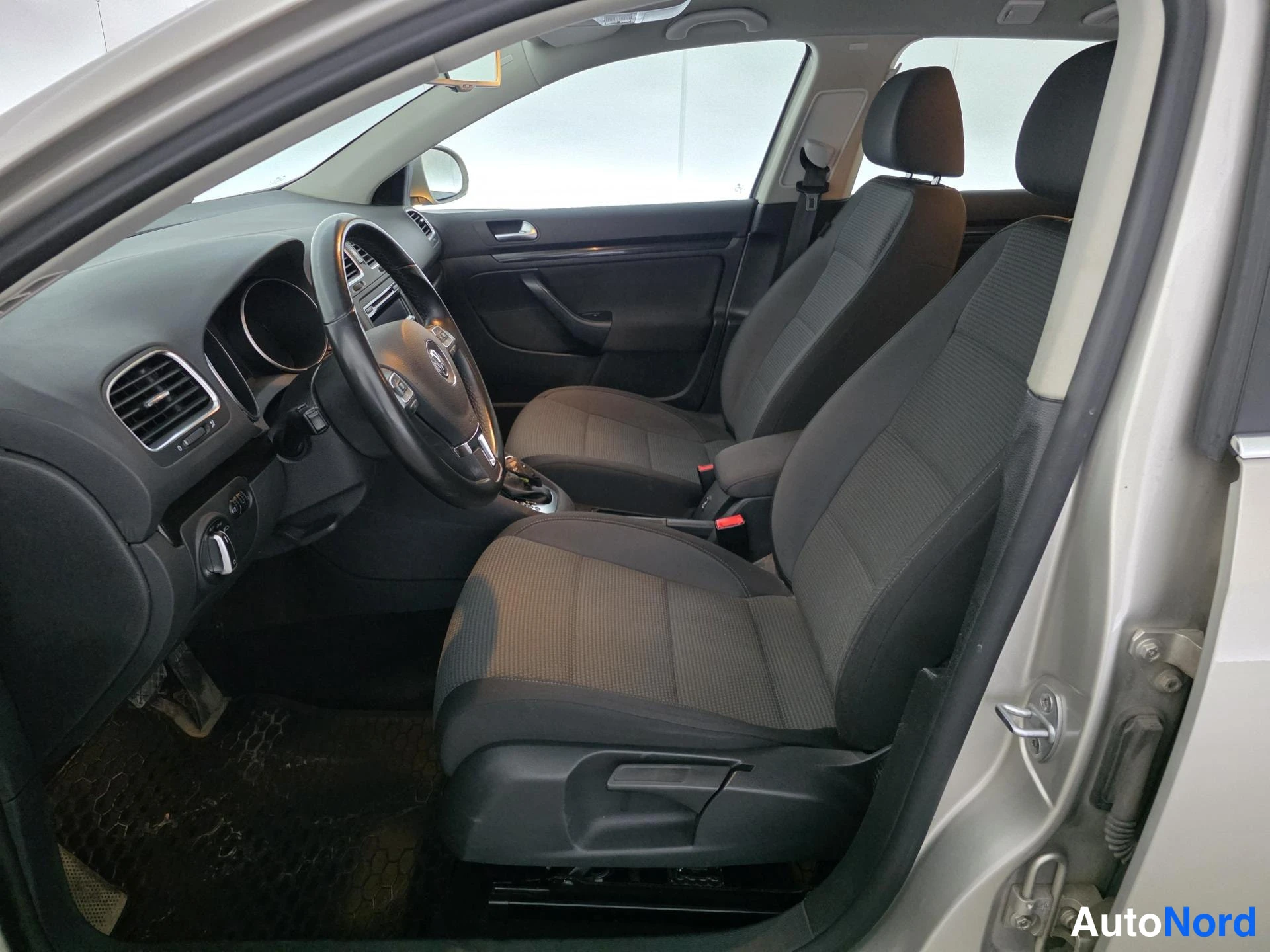 Hopea Volkswagen Golf 2013, ohjaamo, kuva 6
