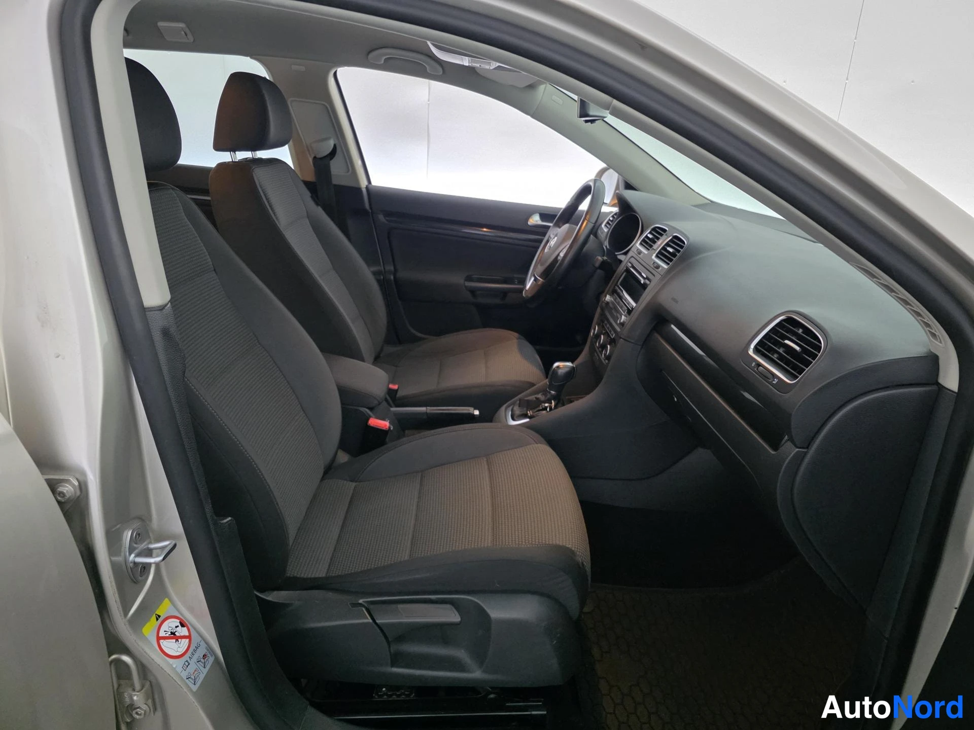 Hopea Volkswagen Golf 2013, etuistuimet, kuva 9