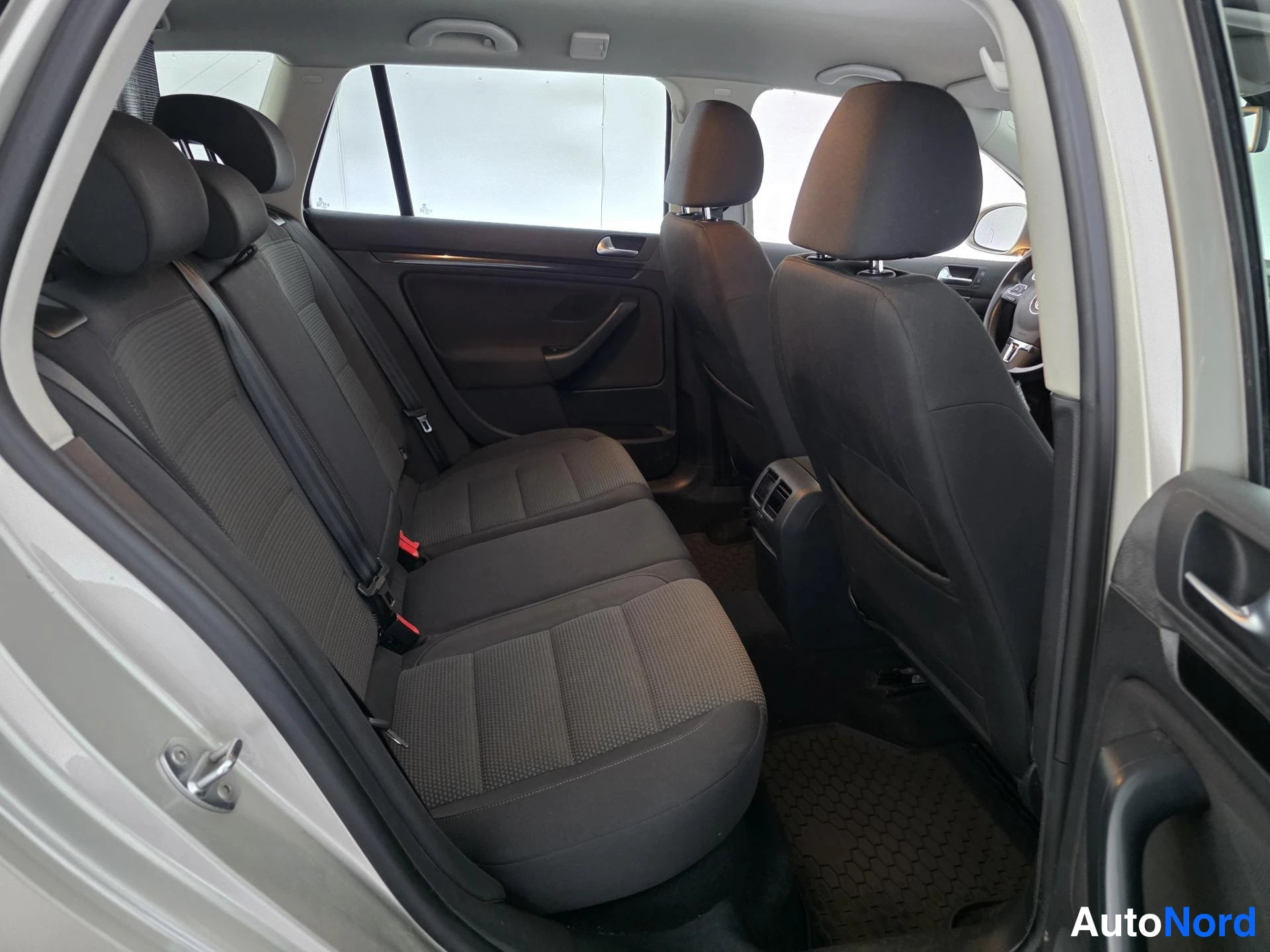 Hopea Volkswagen Golf 2013, takaistuimet, kuva 11