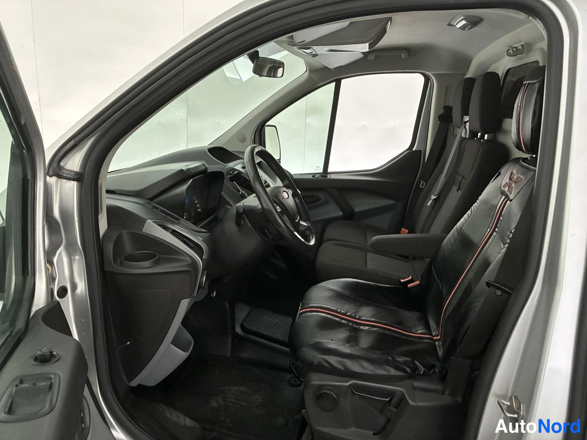 Grå Ford Transit Custom 2013, förarplats, bild 9