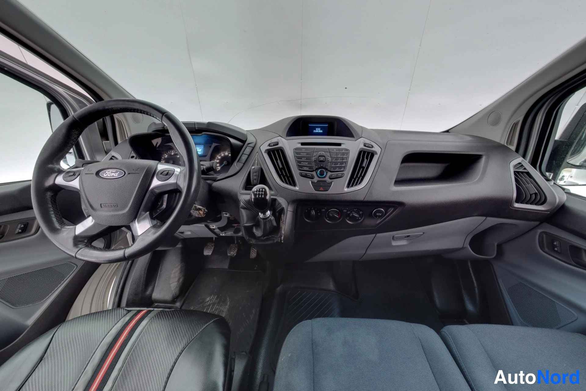 Grå Ford Transit Custom 2013, förarplats, bild 7