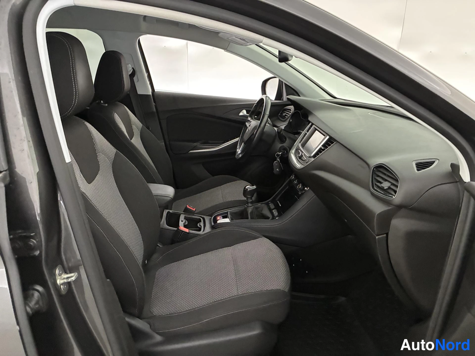Harmaa Opel Grandland X 2019, ohjaamo, kuva 7