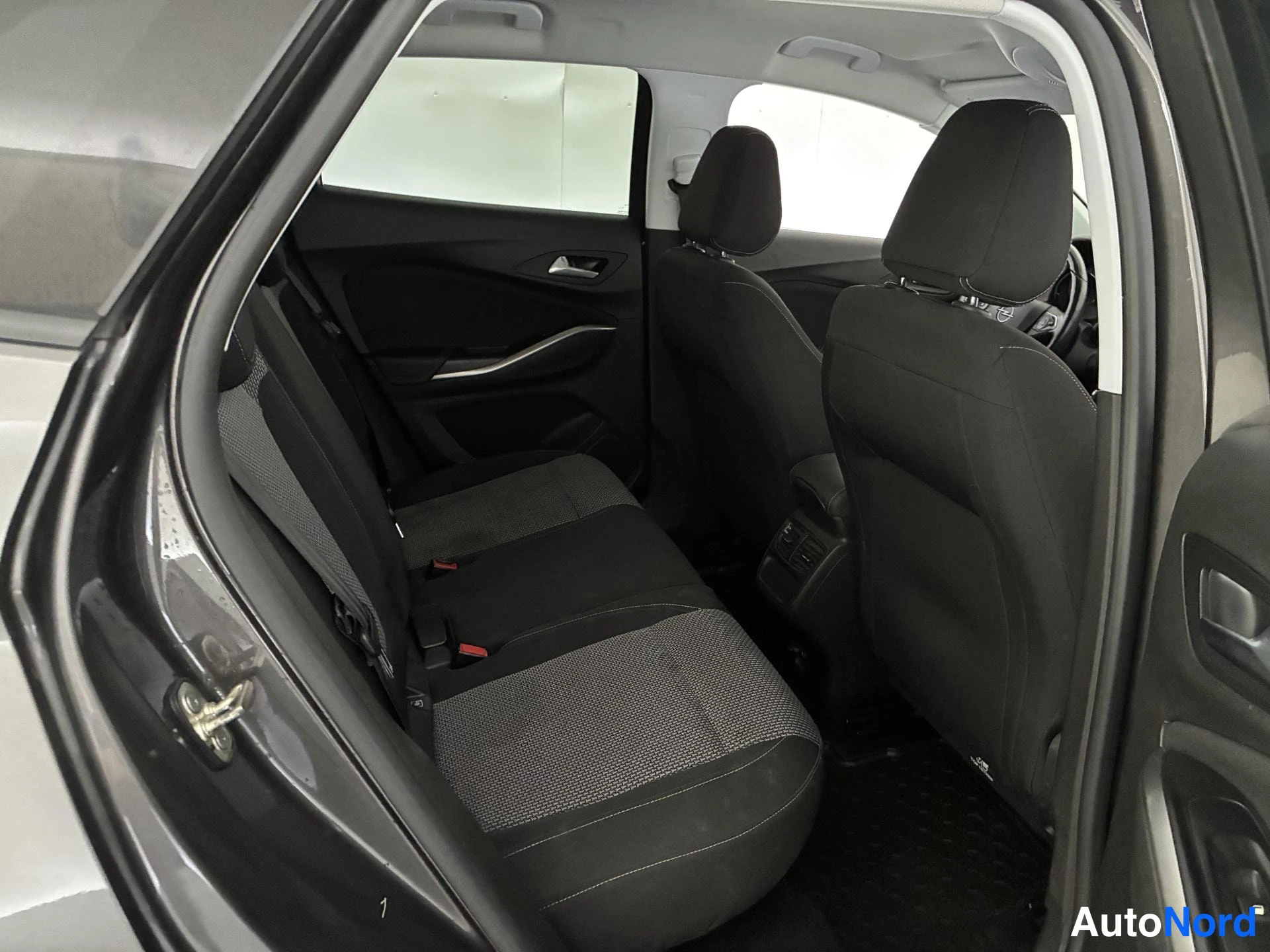 Harmaa Opel Grandland X 2019, takaistuimet, kuva 14