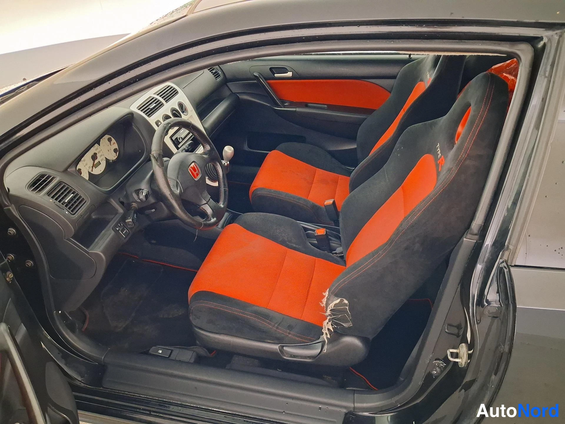 Musta Honda Civic 2004, ohjaamo, kuva 7