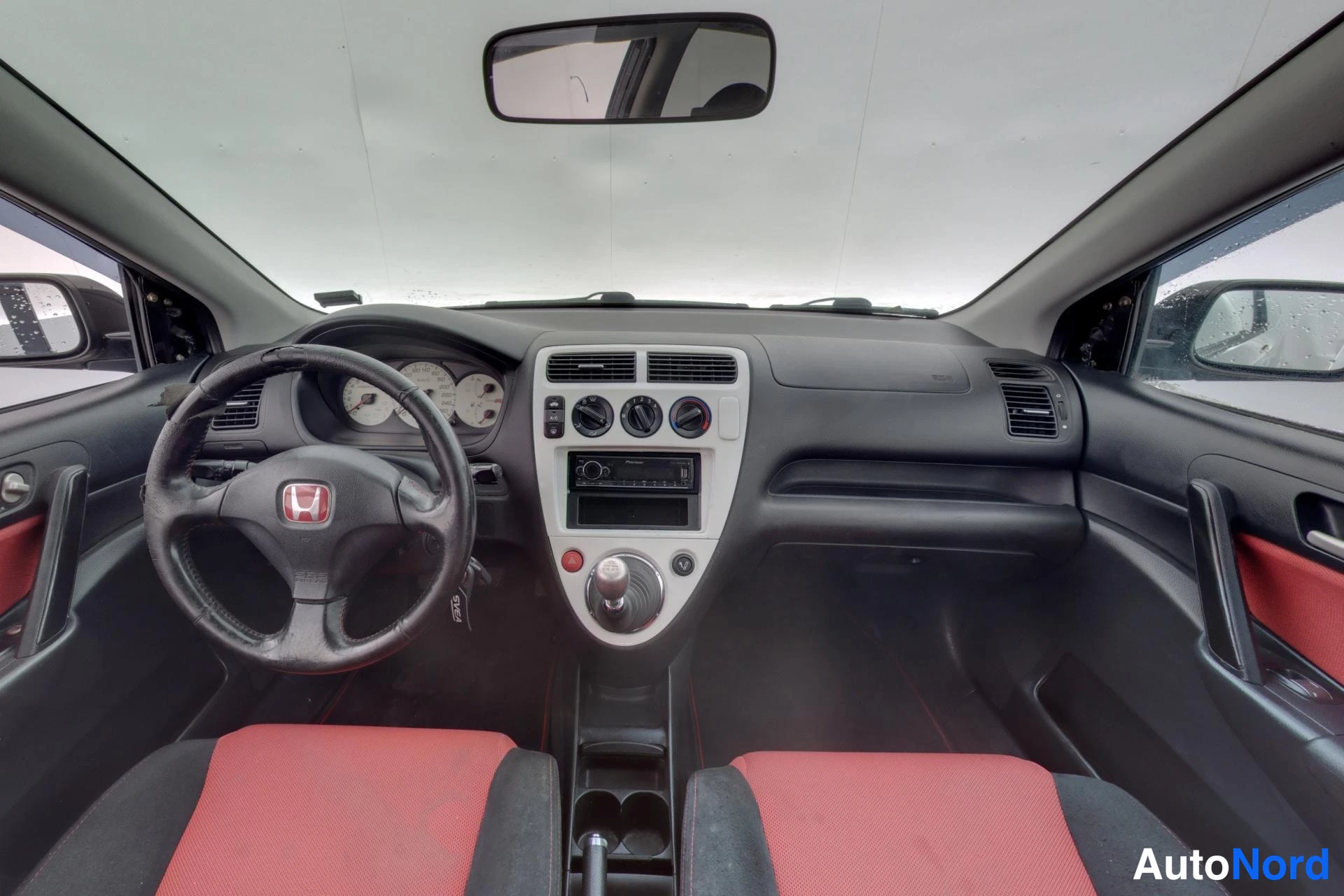Musta Honda Civic 2004, ohjaamo, kuva 8