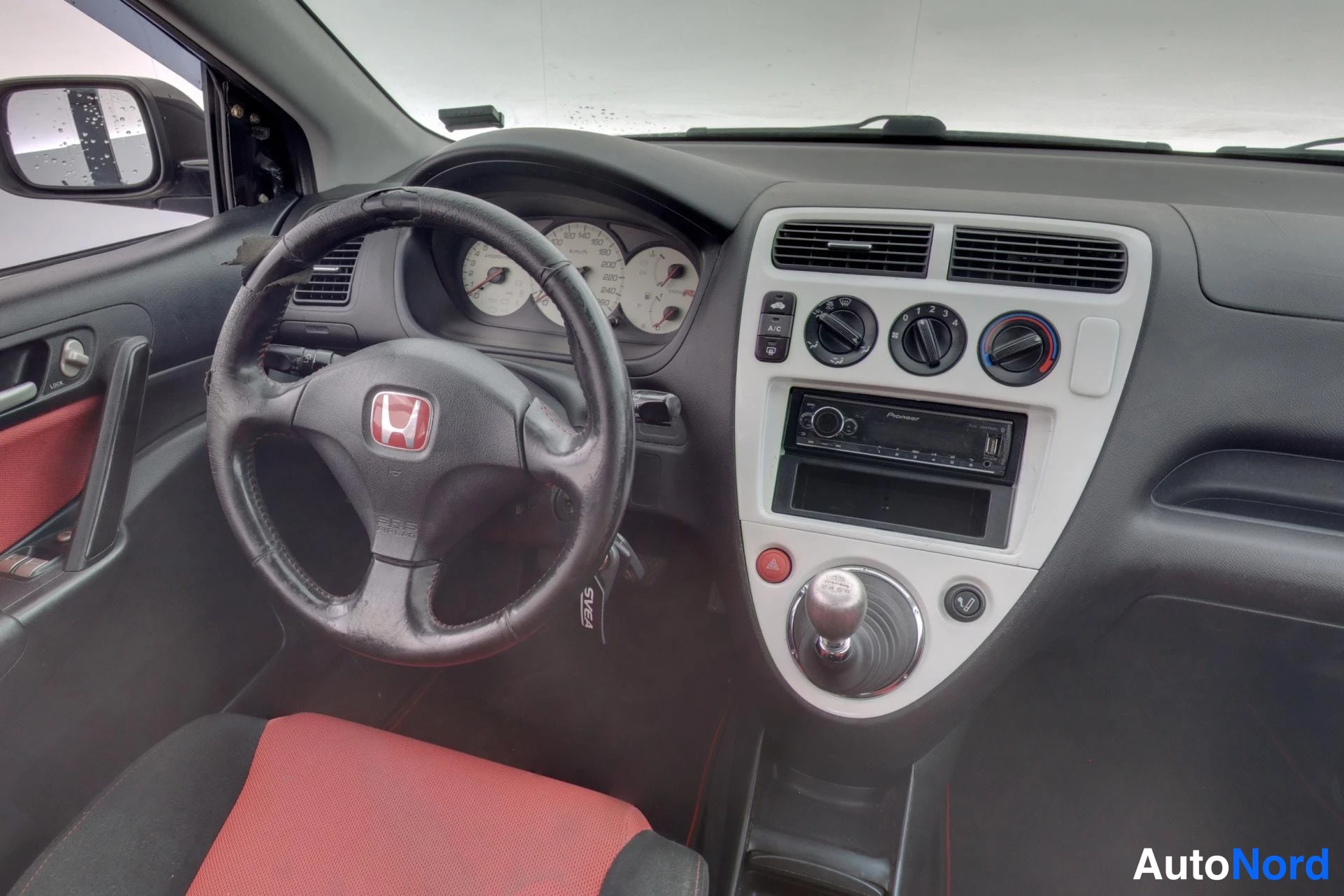 Musta Honda Civic 2004, ohjaamo, kuva 9