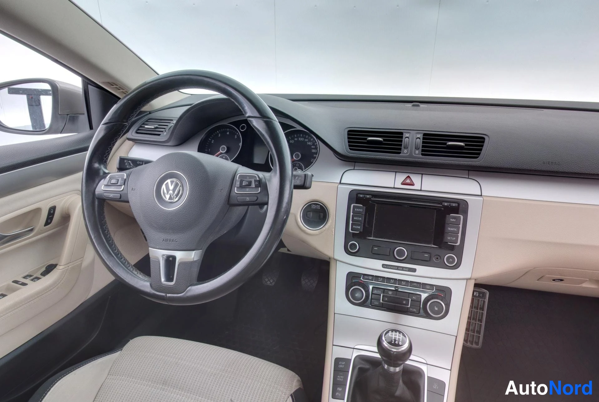 Ruskea Volkswagen Passat CC 2010, ohjaamo, kuva 8