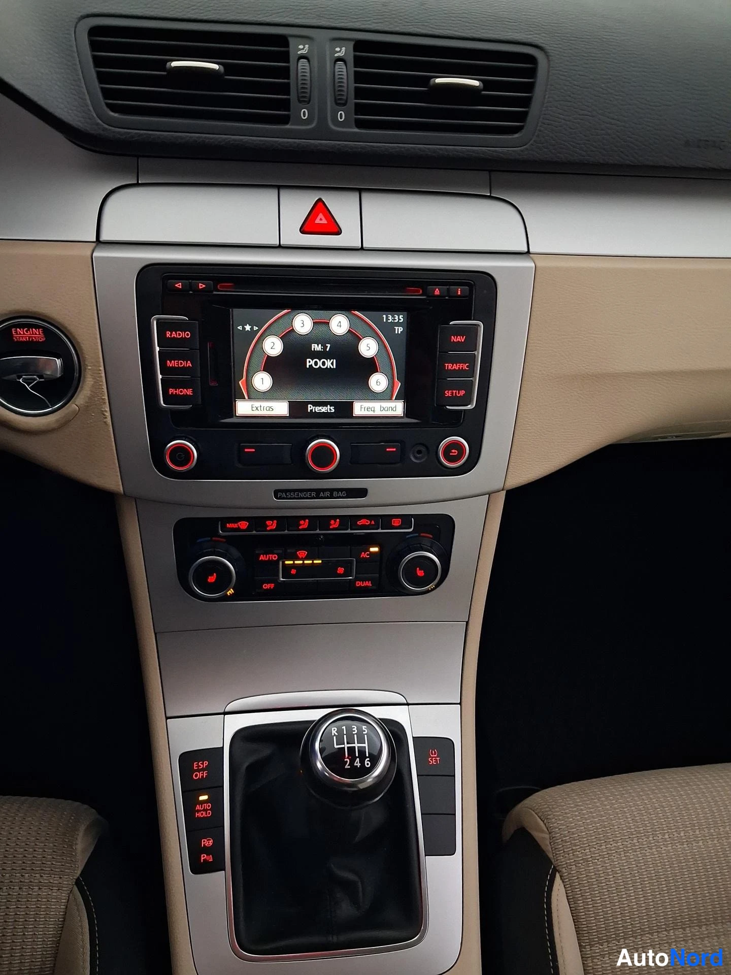 Ruskea Volkswagen Passat CC 2010, ohjaamo, kuva 9