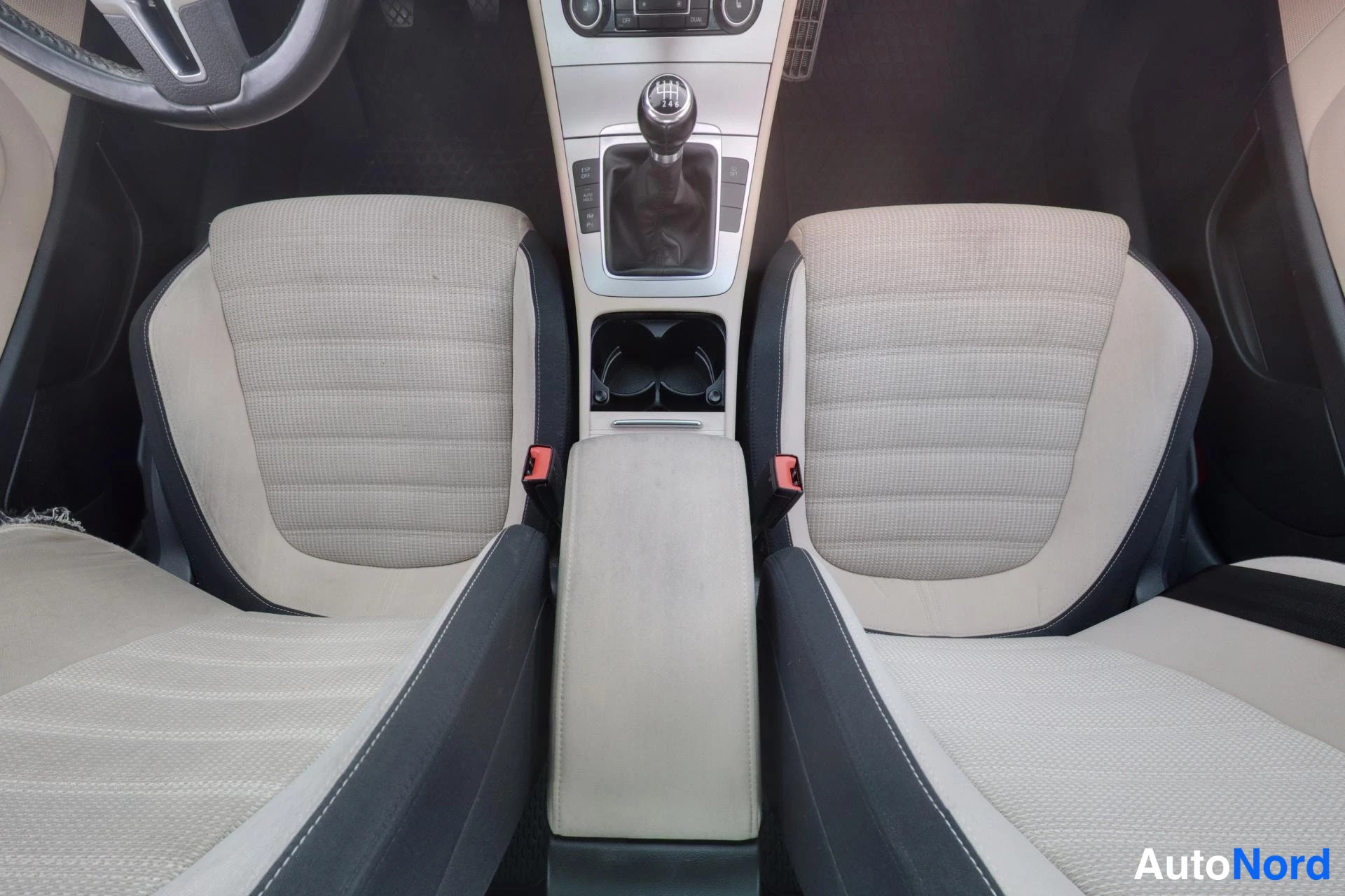 Ruskea Volkswagen Passat CC 2010, etuistuimet, kuva 12