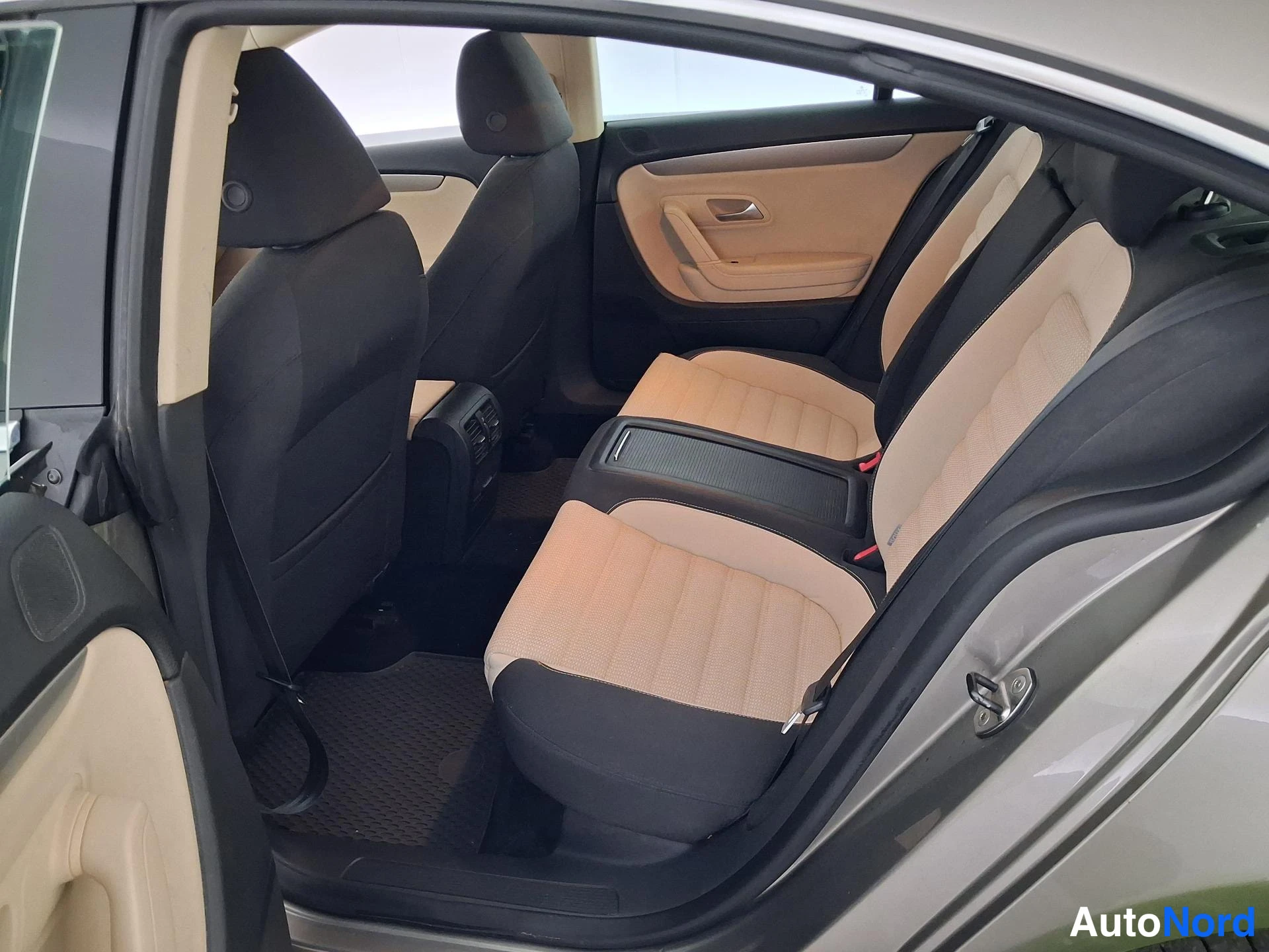 Ruskea Volkswagen Passat CC 2010, takaistuimet, kuva 13