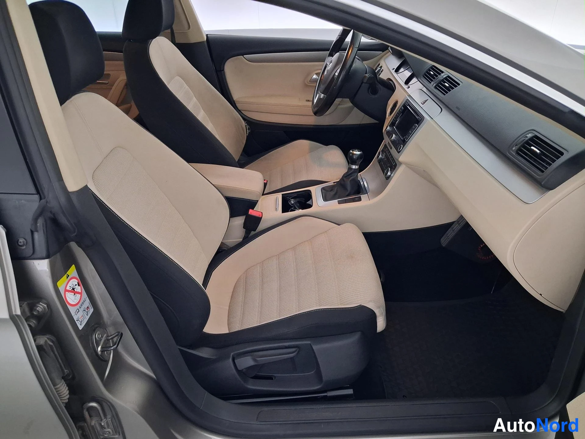 Ruskea Volkswagen Passat CC 2010, etuistuimet, kuva 11