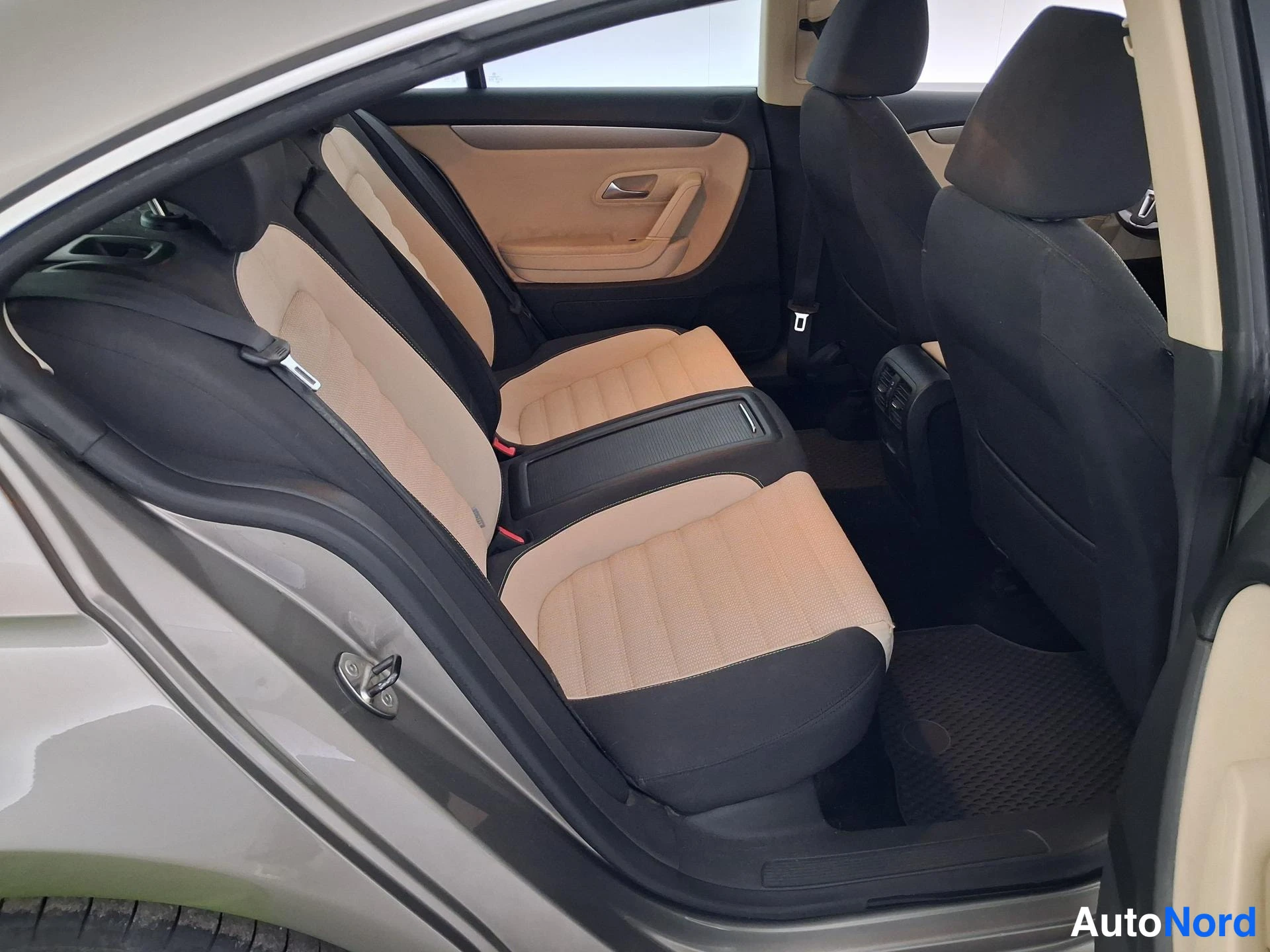 Ruskea Volkswagen Passat CC 2010, takaistuimet, kuva 14