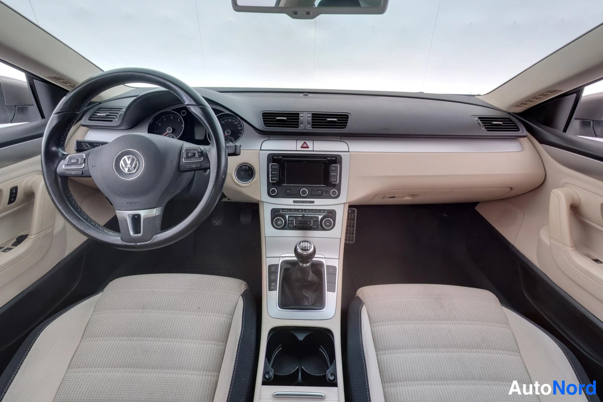 Ruskea Volkswagen Passat CC 2010, ohjaamo, kuva 7