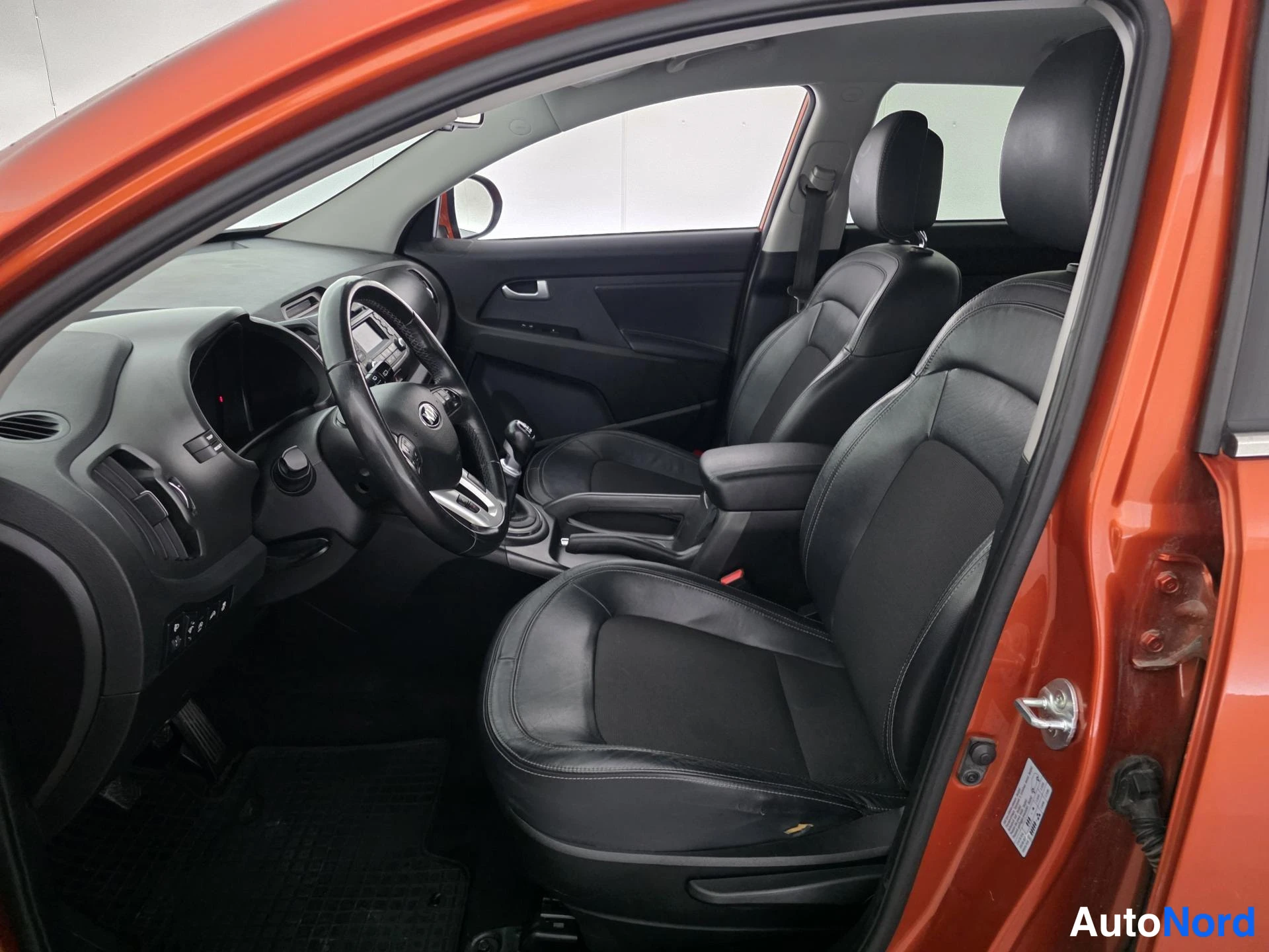 Oranssi Kia Sportage 2013, etuistuimet, kuva 9