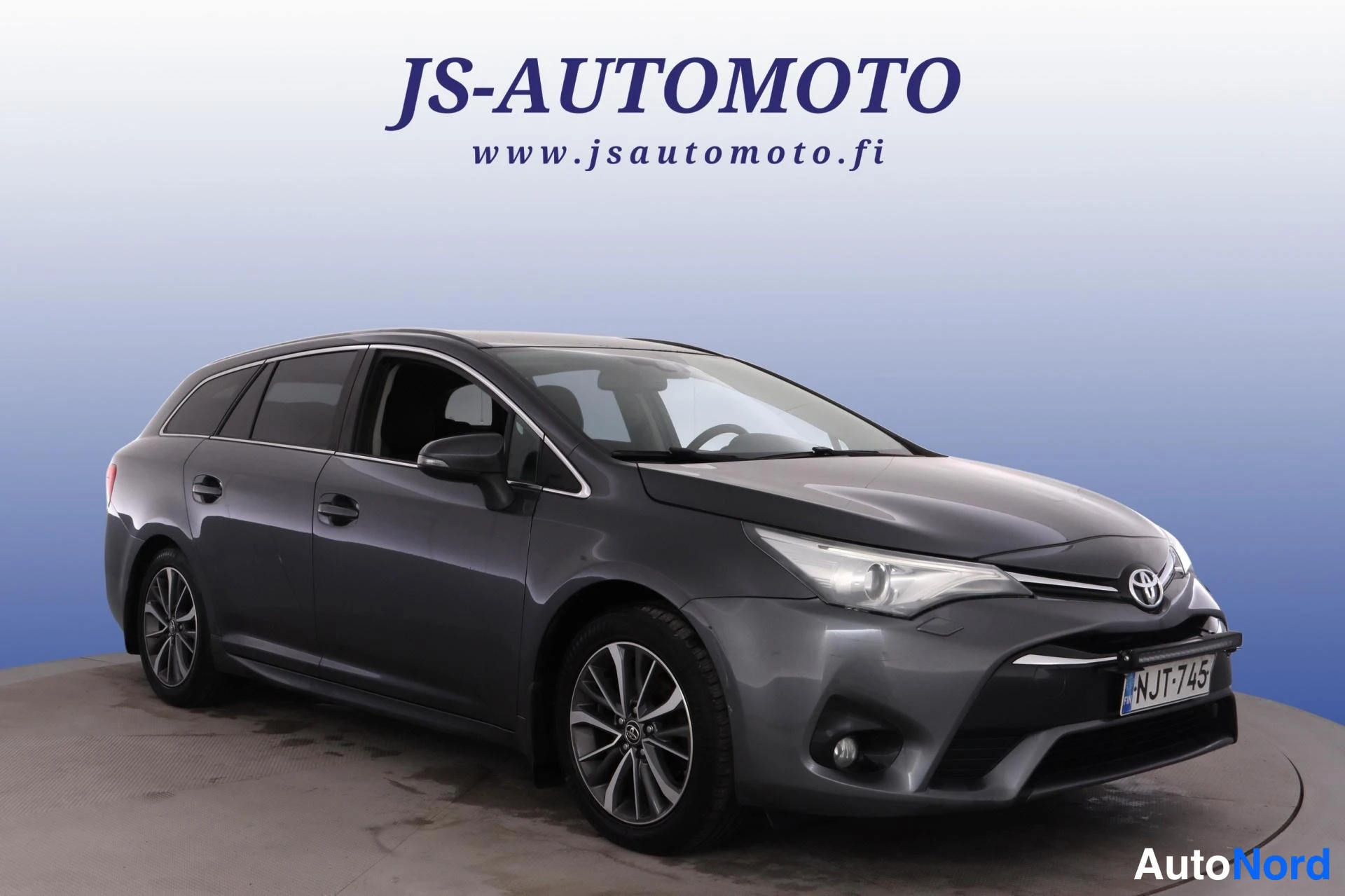 Harmaa Toyota Avensis 2015, etuviisto, keula oikealle, kuva 2